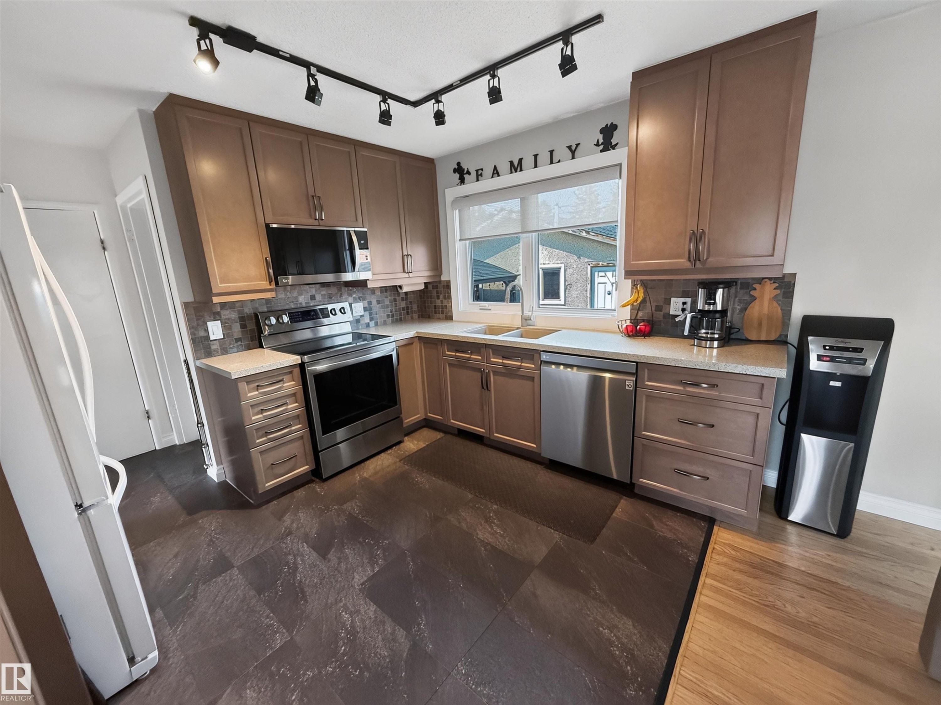16046 95 Avenue Nw, Edmonton, AB - Indoor Photo Showing Kitchen