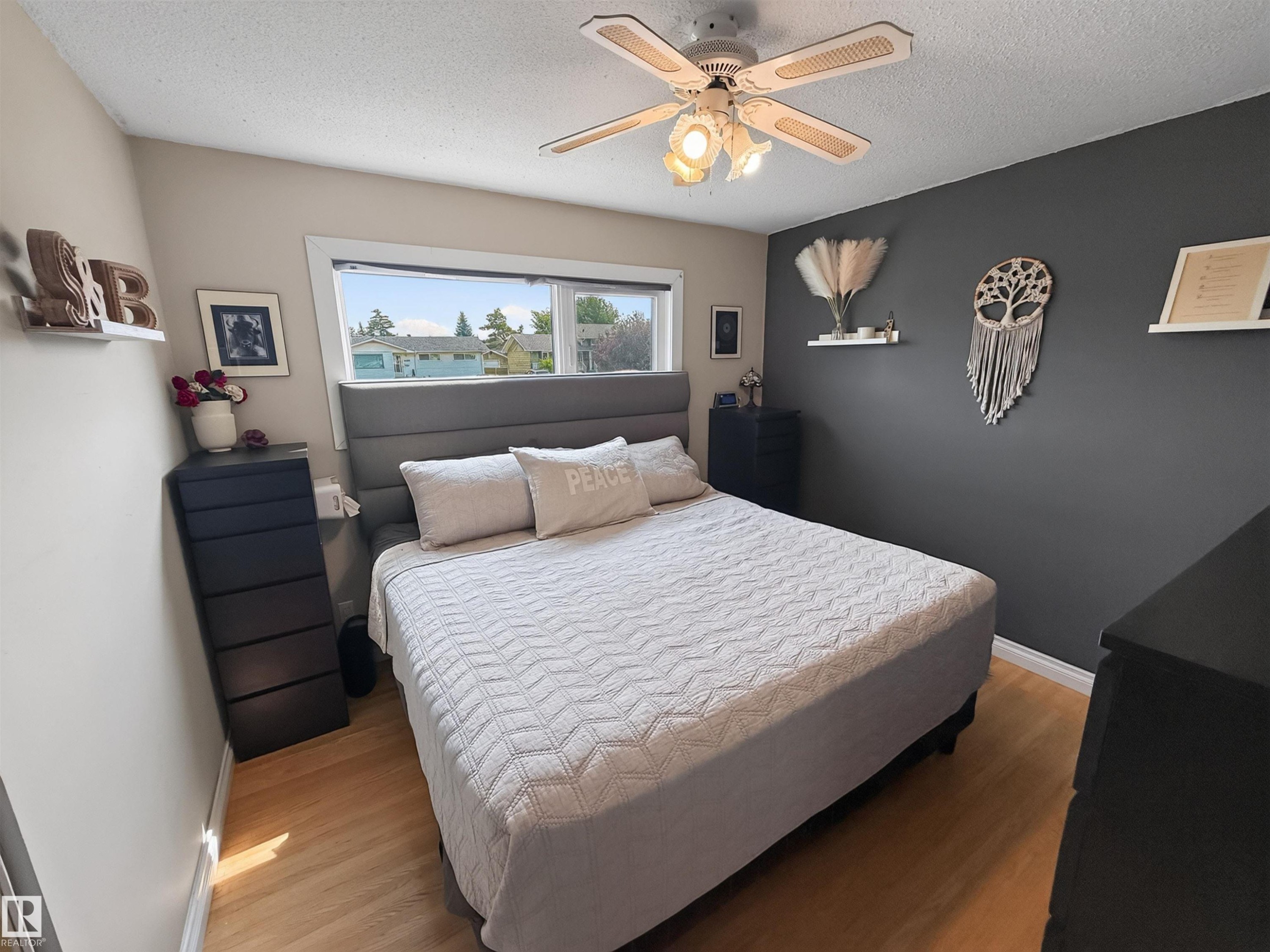 16046 95 Avenue Nw, Edmonton, AB - Indoor Photo Showing Bedroom