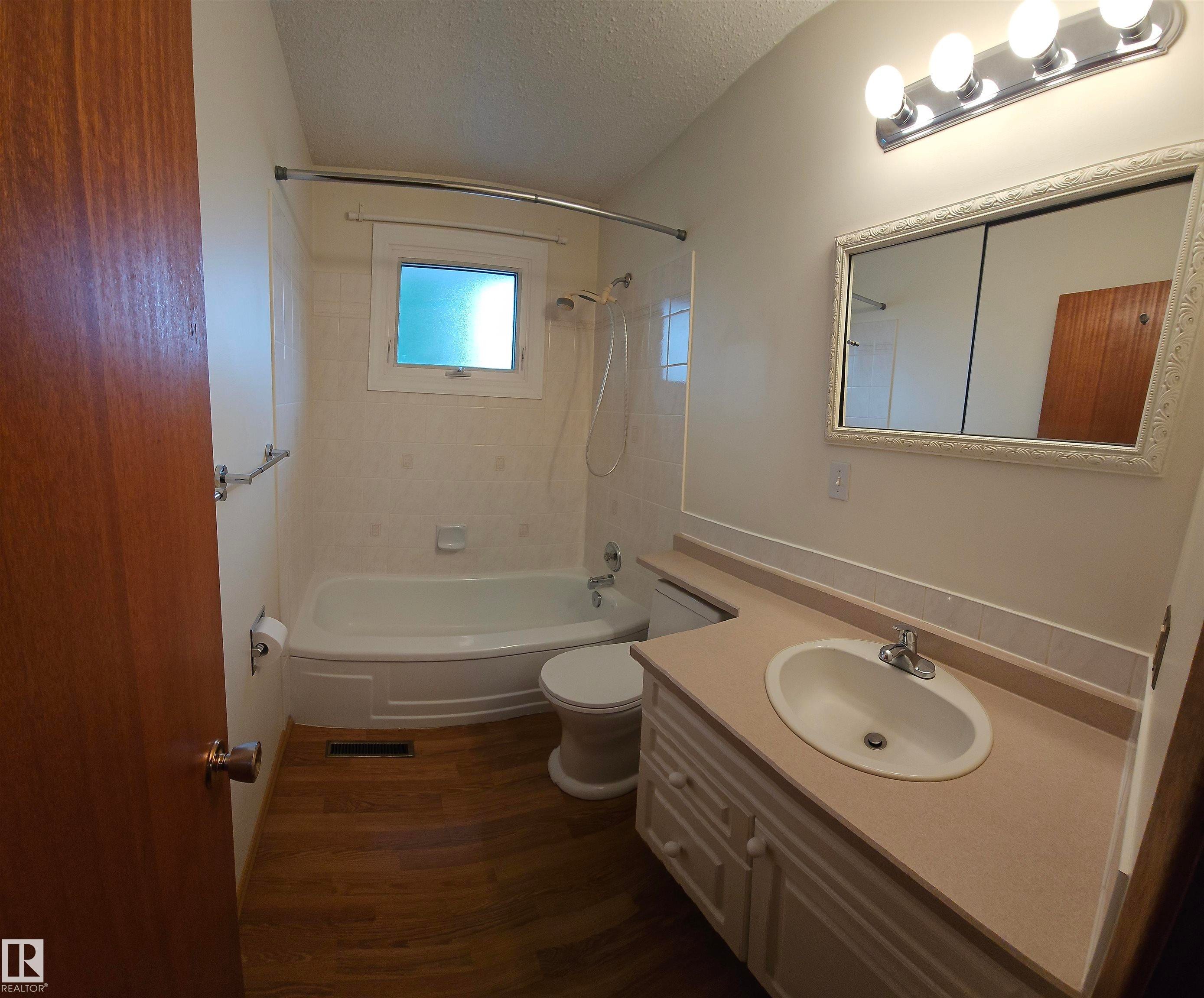 main floor bath - 13439 114 Street Nw, Edmonton, AB