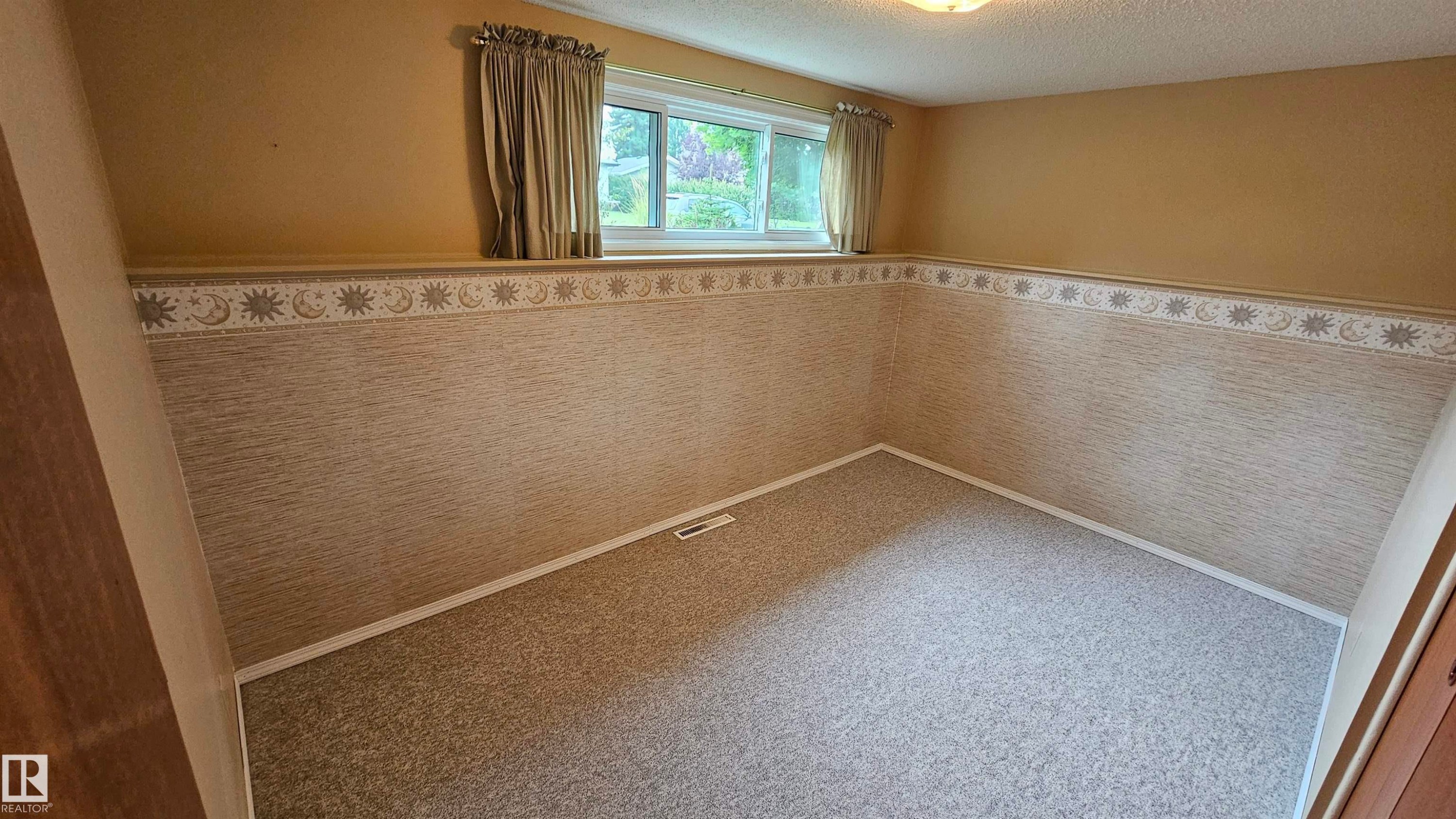 1st basemend bedroom - 13439 114 Street Nw, Edmonton, AB