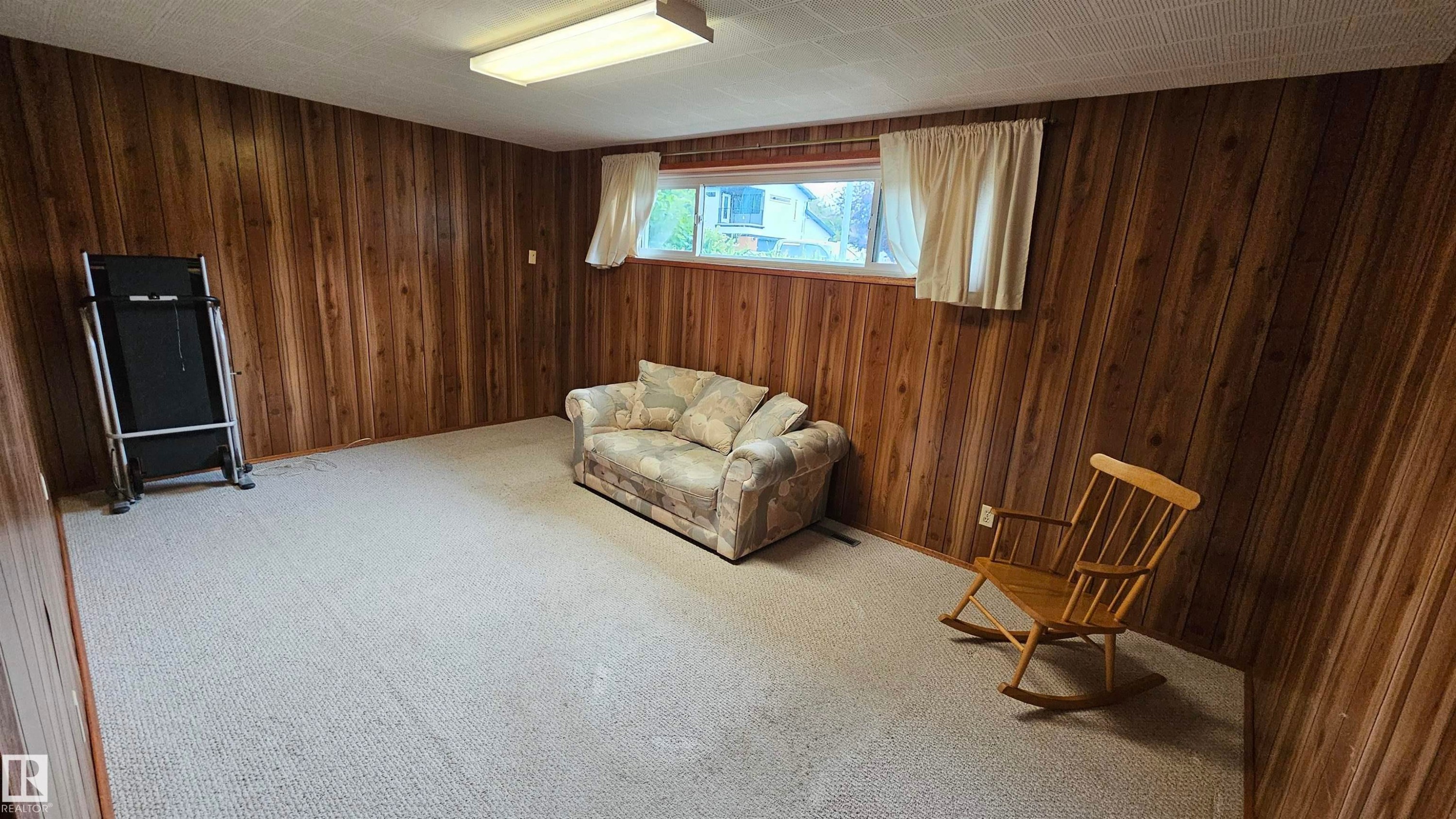 Den or another bedroom. Has a closet - 13439 114 Street Nw, Edmonton, AB