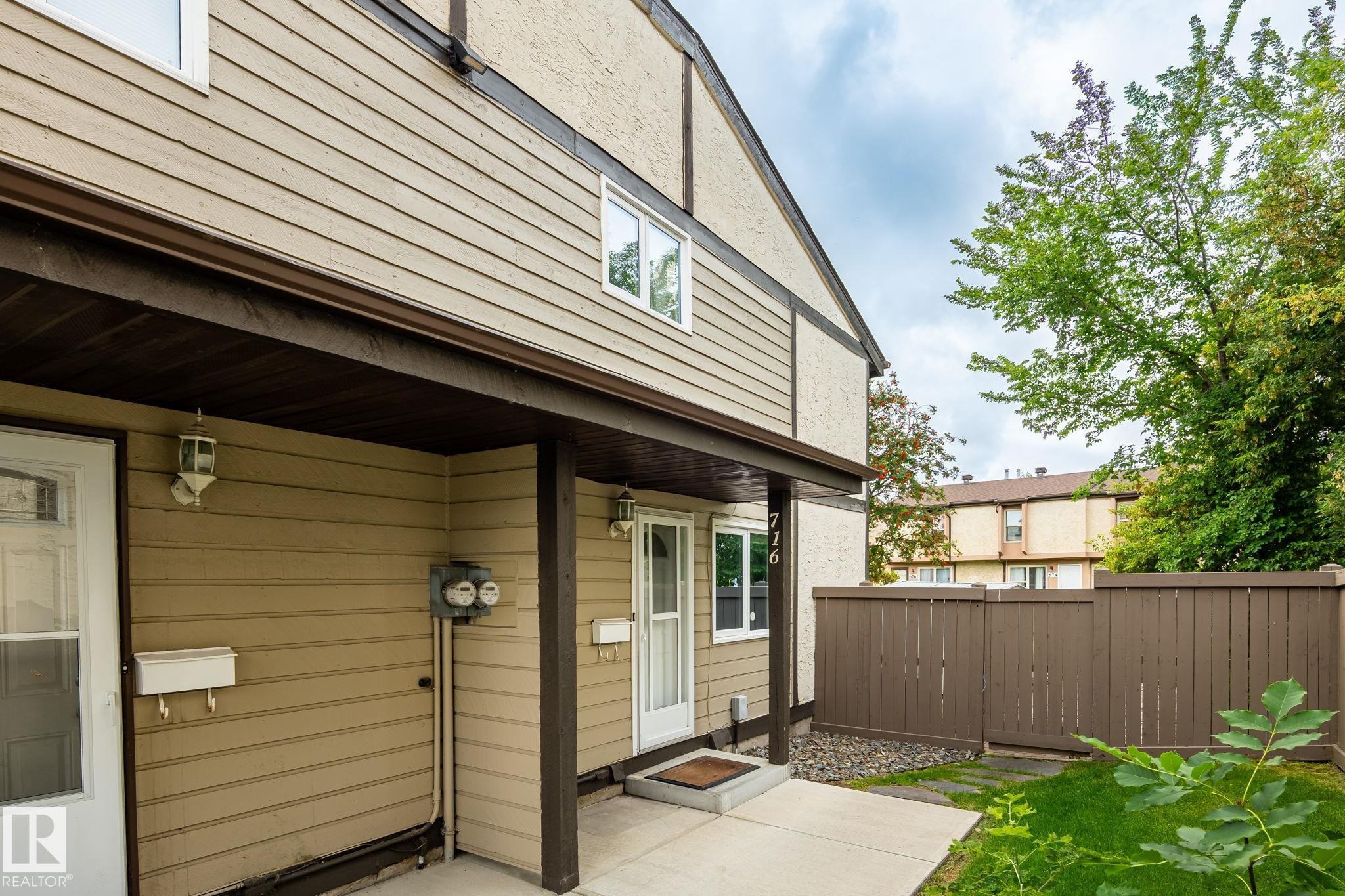 Exterior with horizontal siding, stucco elements, and individual unit entry - 716 Clareview Rd Nw, Edmonton, AB