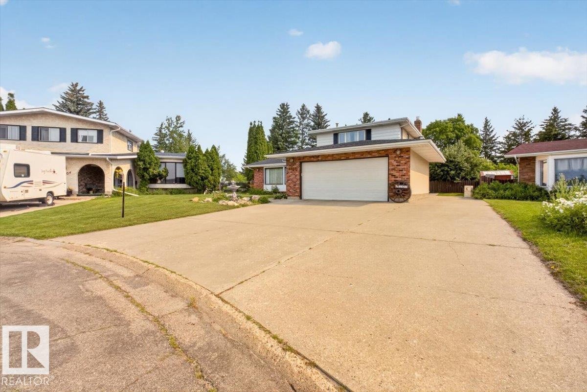 Spacious concrete driveway accommodating multiple vehicles - 4027 74 Street Nw, Edmonton, AB - Outdoor