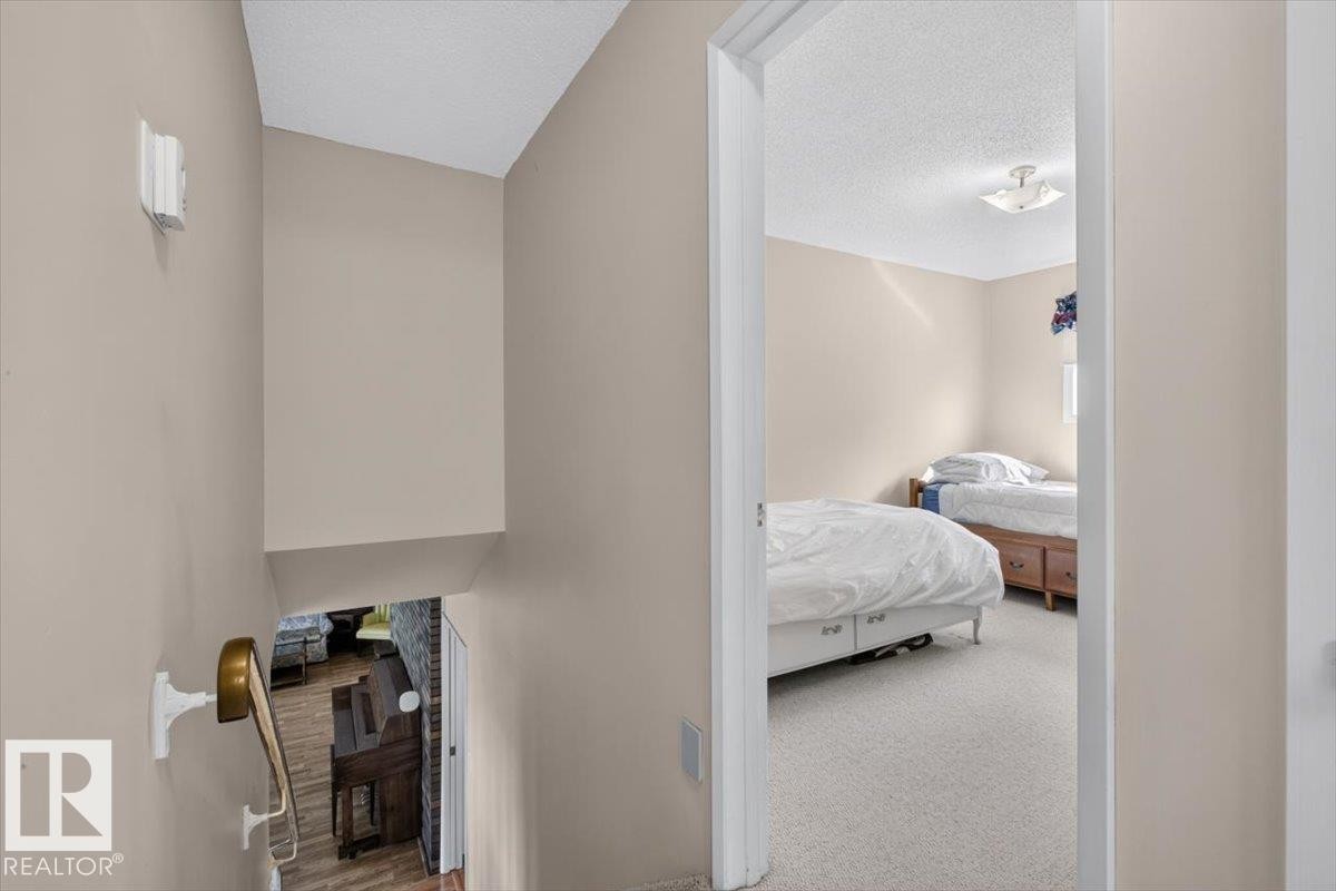 Carpeted bedroom with a single window and ceiling light fixture - 4027 74 Street Nw, Edmonton, AB - Indoor Photo Showing Bedroom