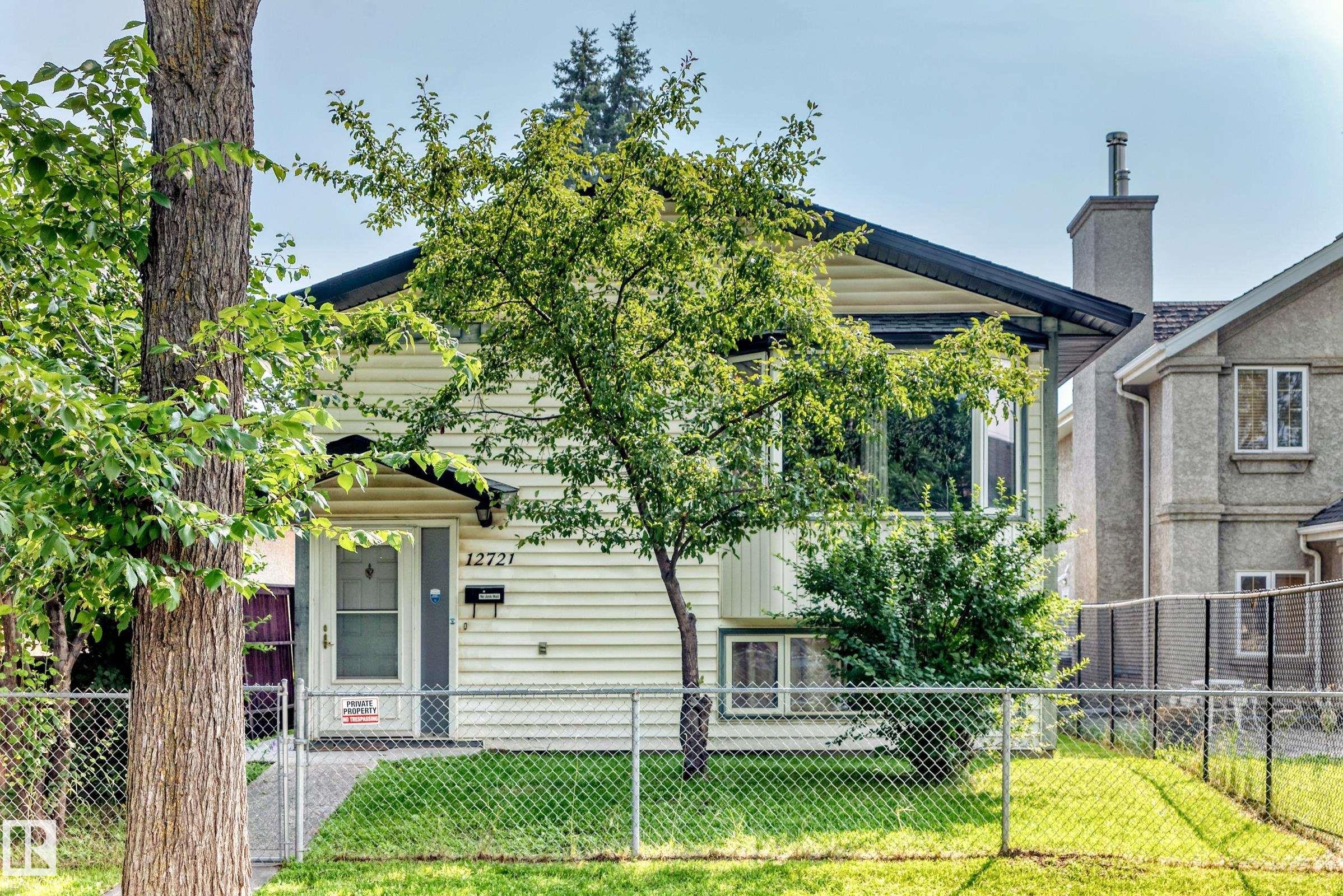 Light-toned siding exterior with a dark fascia - 12721 117 Street Nw, Edmonton, AB