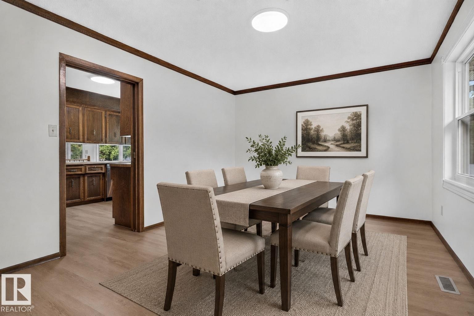 White walls with contrasting dark wood trim and baseboards - 12121 42 Street Nw, Edmonton, AB - Indoor Photo Showing Dining Room
