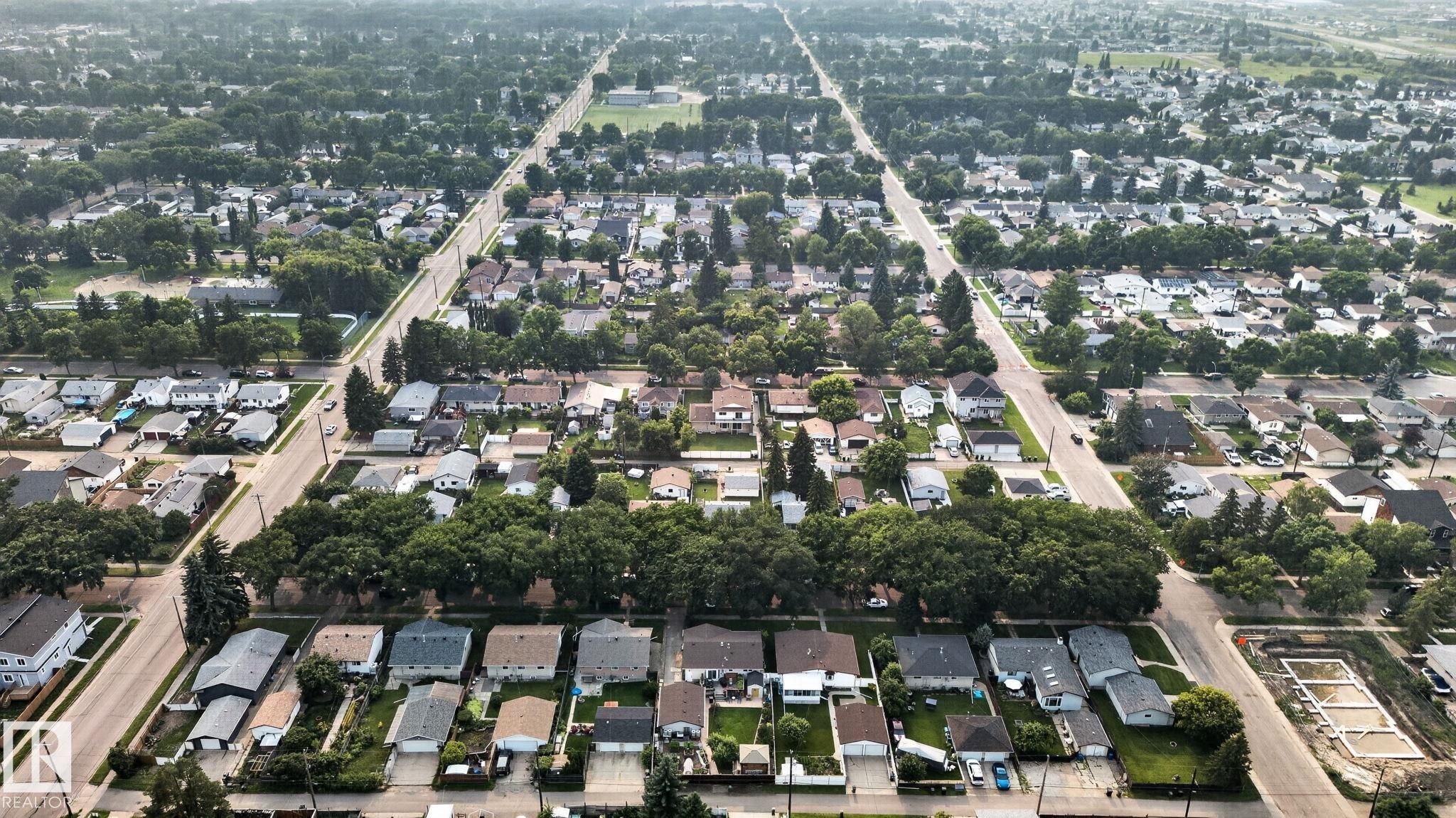 Image quality insufficient for description - 12121 42 Street Nw, Edmonton, AB - Outdoor With View