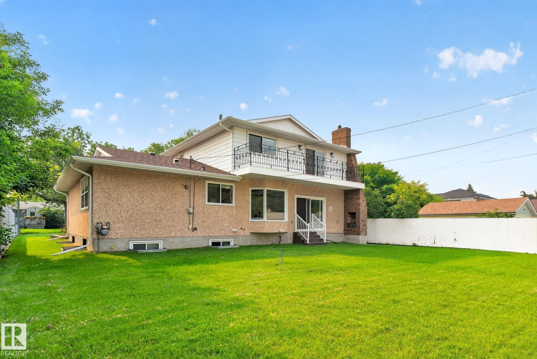 Spacious green lawn surrounding the property - 12121 42 Street Nw, Edmonton, AB - Outdoor