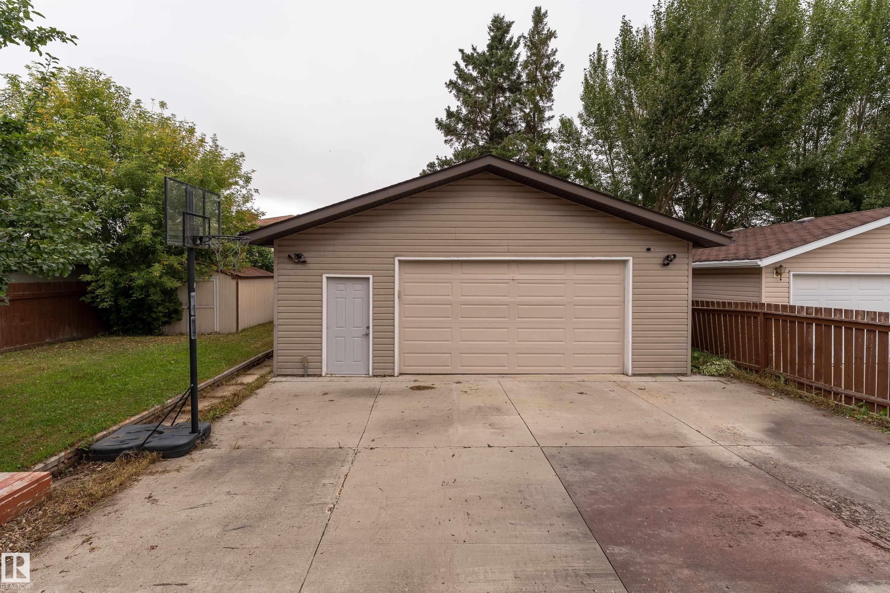 Detached garage with horizontal siding and a single entry door - 17928 93 Ave Nw, Edmonton, AB