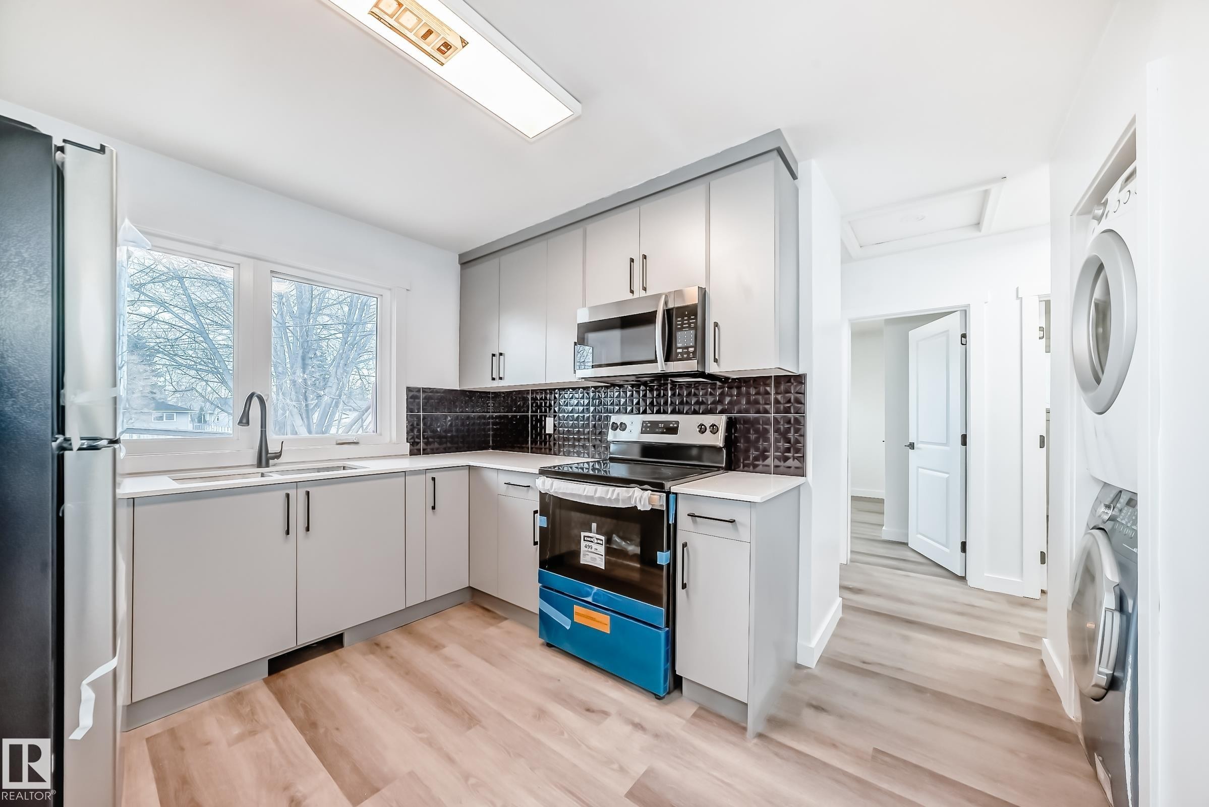 9126 152 St Nw, Edmonton, AB - Indoor