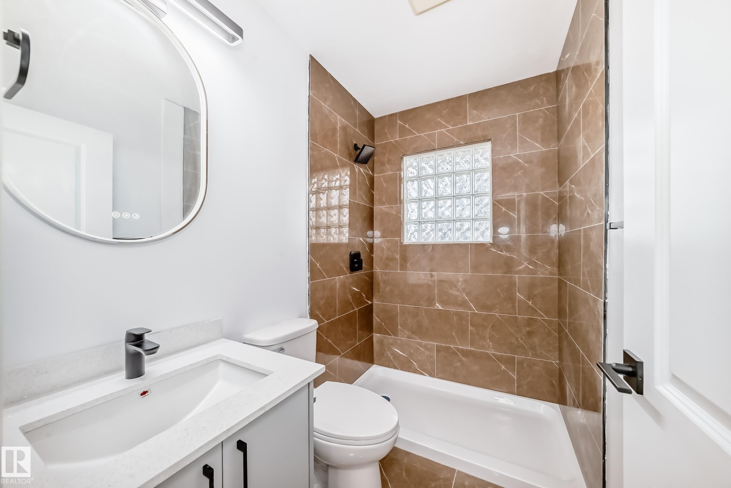 9126 152 St Nw, Edmonton, AB - Indoor Photo Showing Bathroom