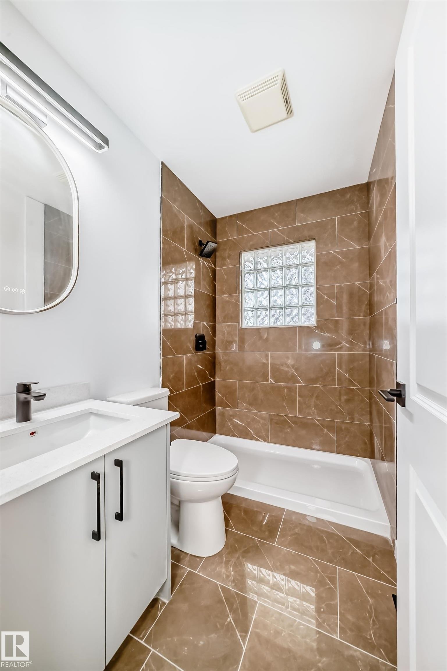 9126 152 St Nw, Edmonton, AB - Indoor Photo Showing Bathroom