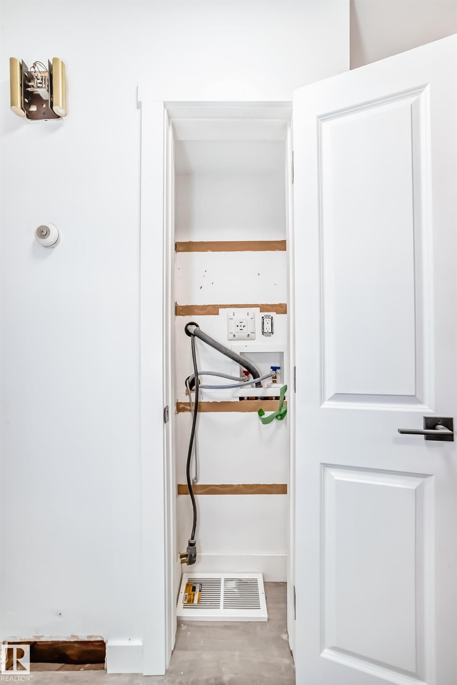 9126 152 St Nw, Edmonton, AB - Indoor
