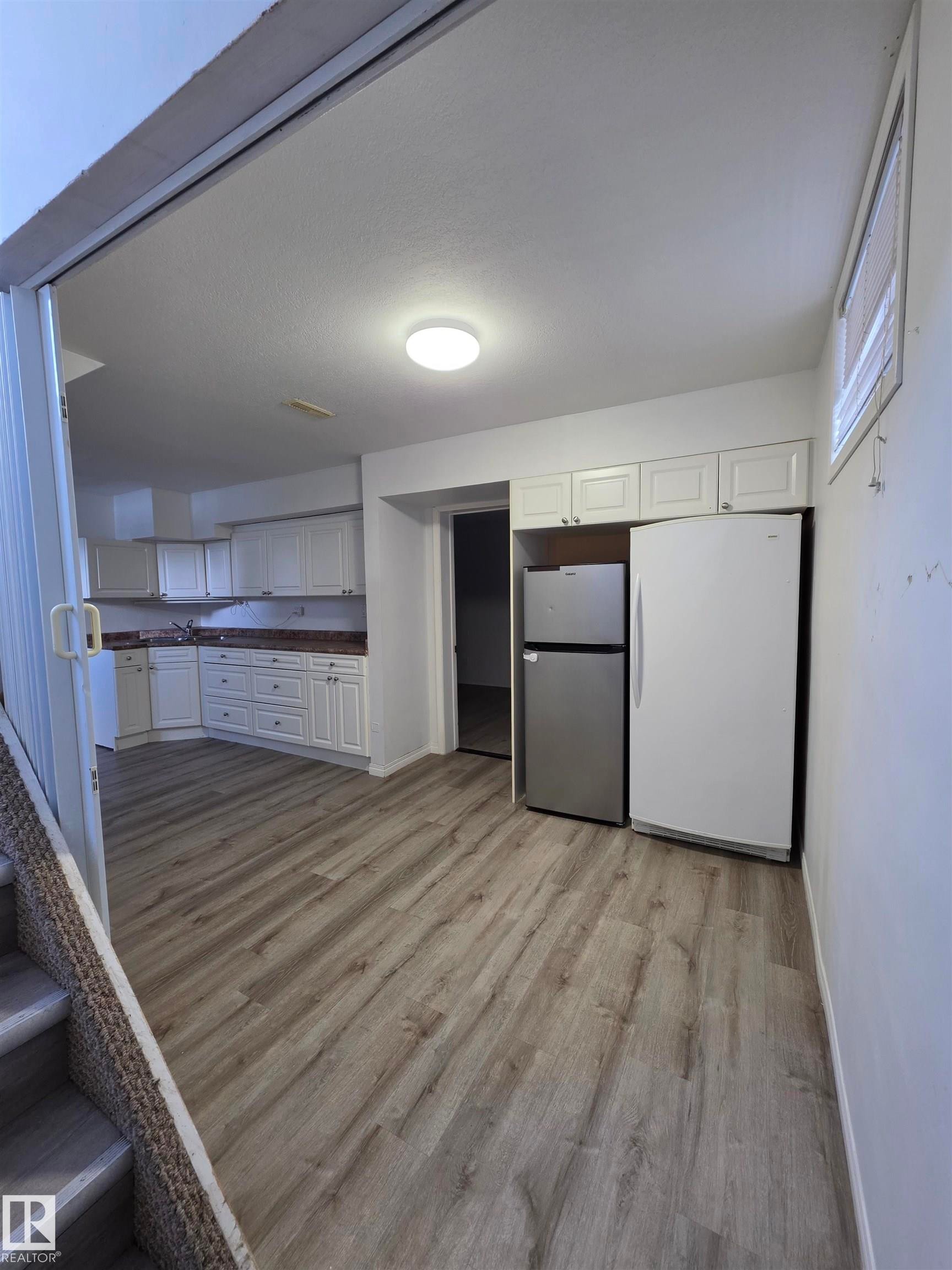 9126 152 St Nw, Edmonton, AB - Indoor