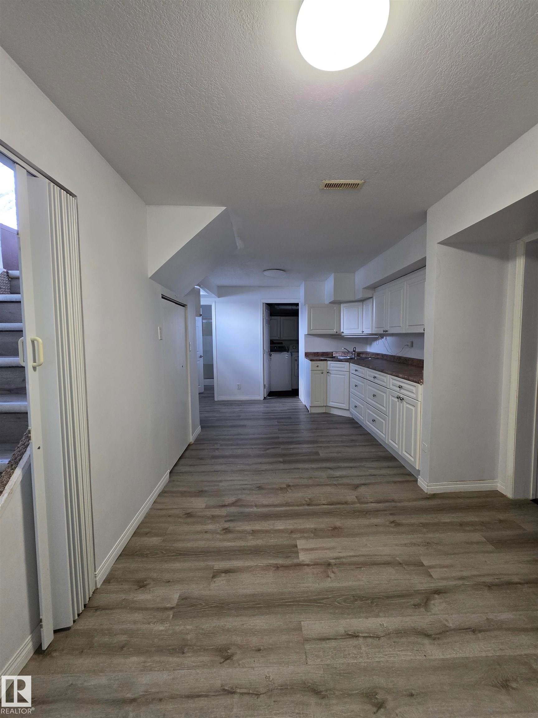 9126 152 St Nw, Edmonton, AB - Indoor Photo Showing Kitchen