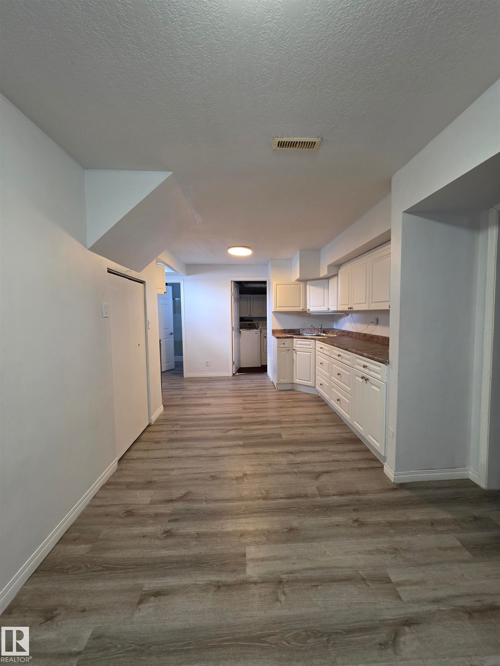 9126 152 St Nw, Edmonton, AB - Indoor