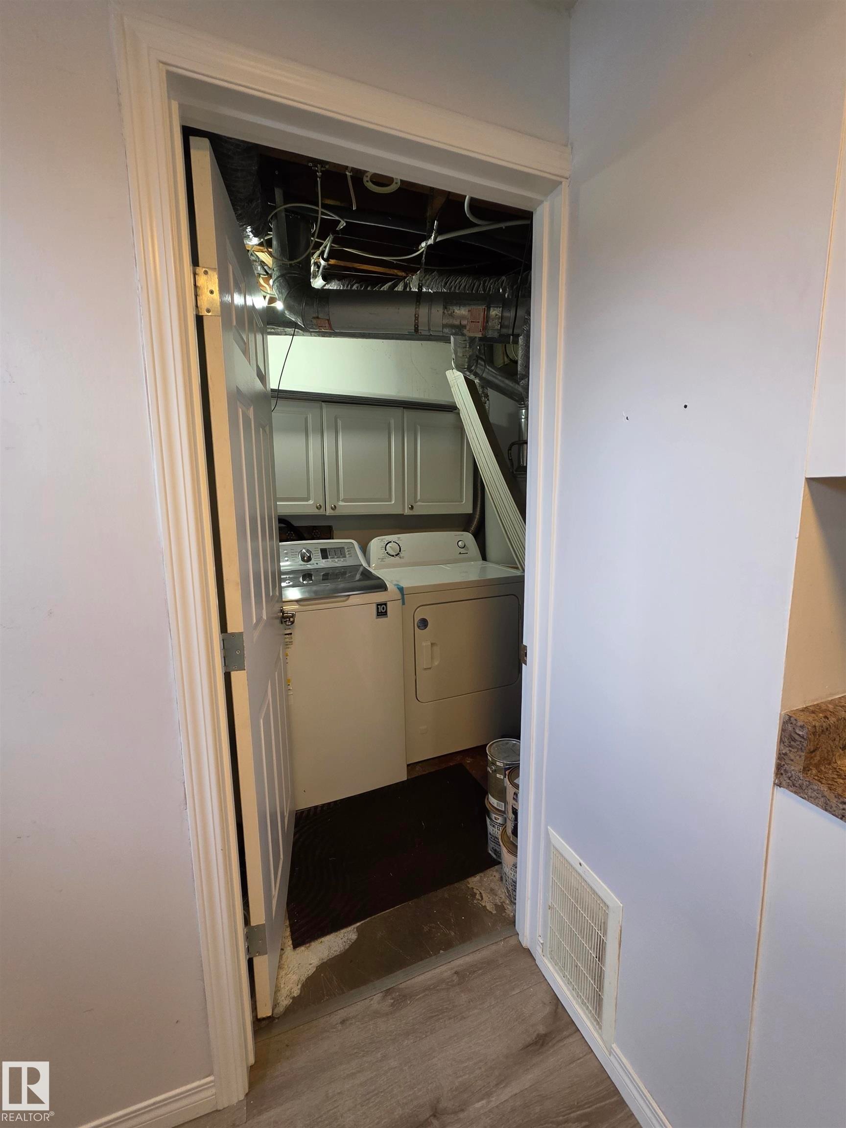 9126 152 St Nw, Edmonton, AB - Indoor