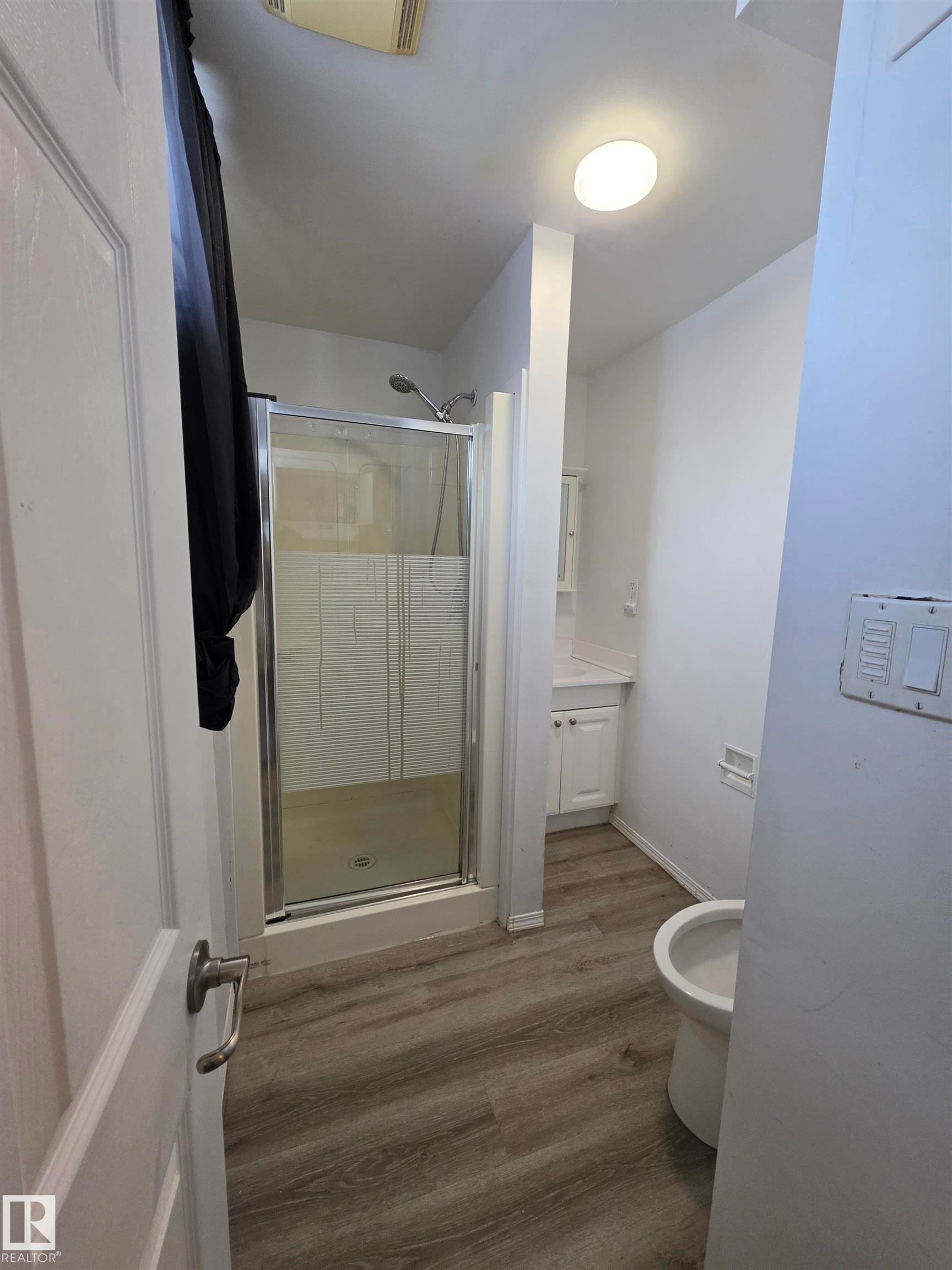 9126 152 St Nw, Edmonton, AB - Indoor Photo Showing Bathroom