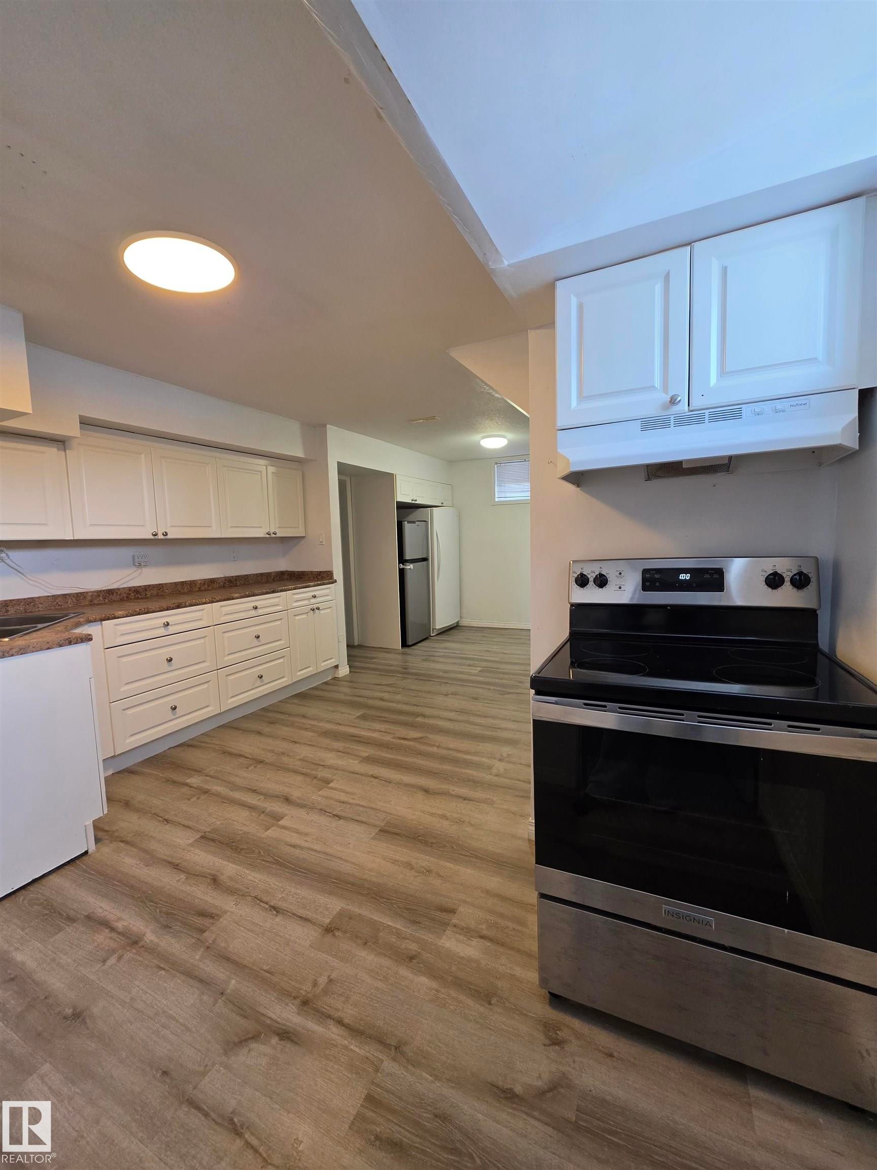 9126 152 St Nw, Edmonton, AB - Indoor Photo Showing Kitchen