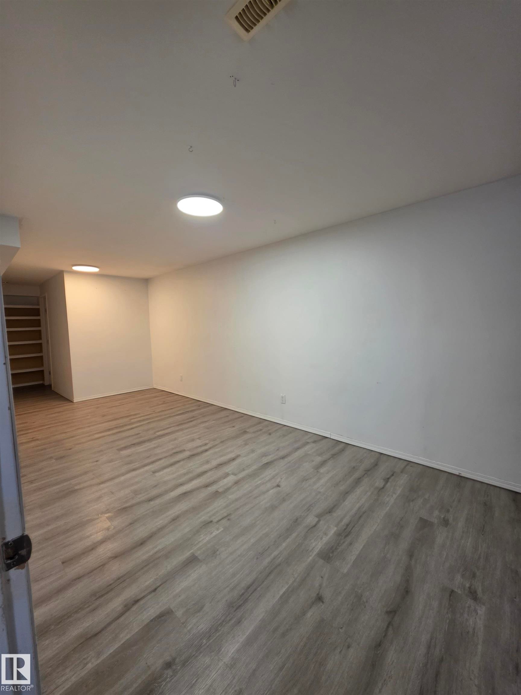 9126 152 St Nw, Edmonton, AB - Indoor