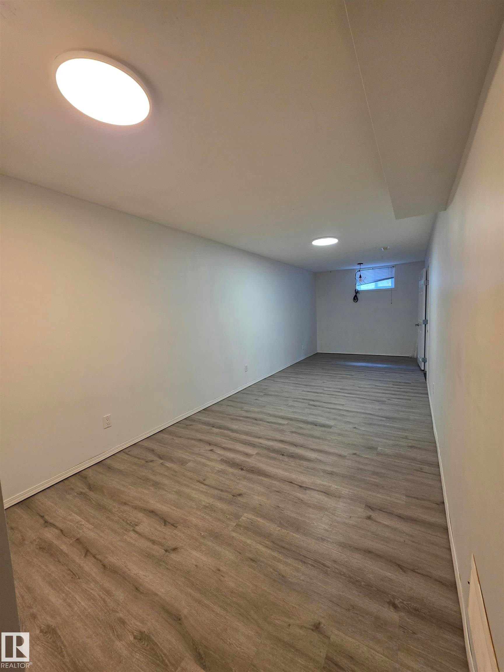 9126 152 St Nw, Edmonton, AB - Indoor