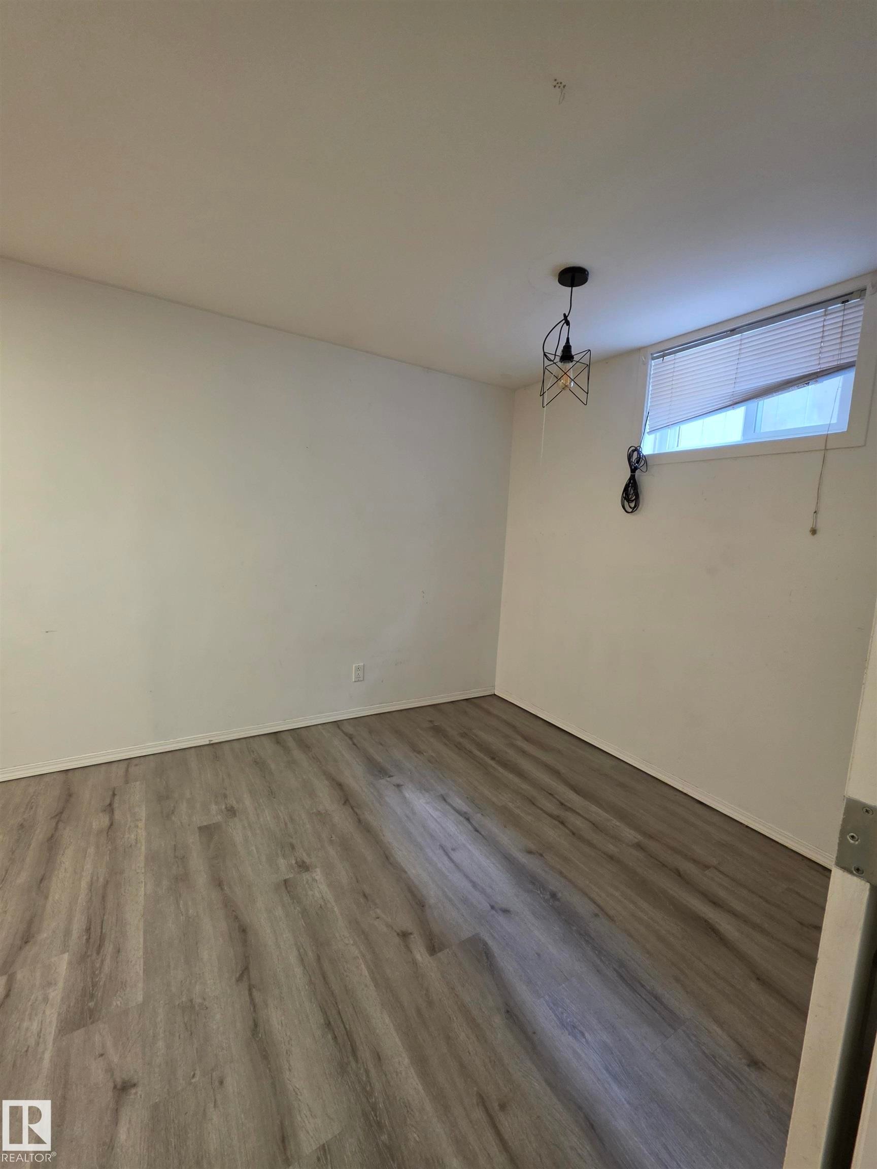 9126 152 St Nw, Edmonton, AB - Indoor
