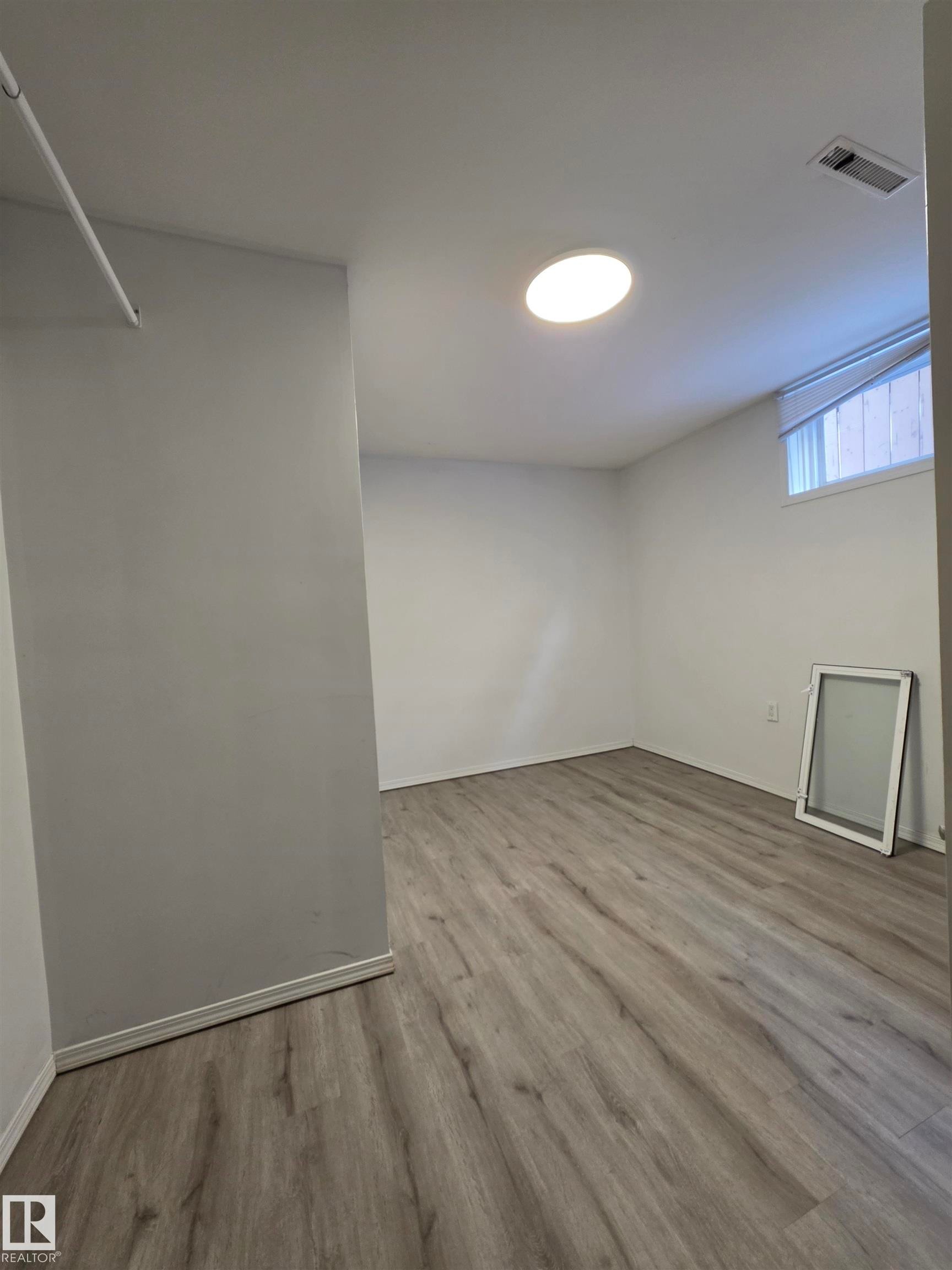 9126 152 St Nw, Edmonton, AB - Indoor