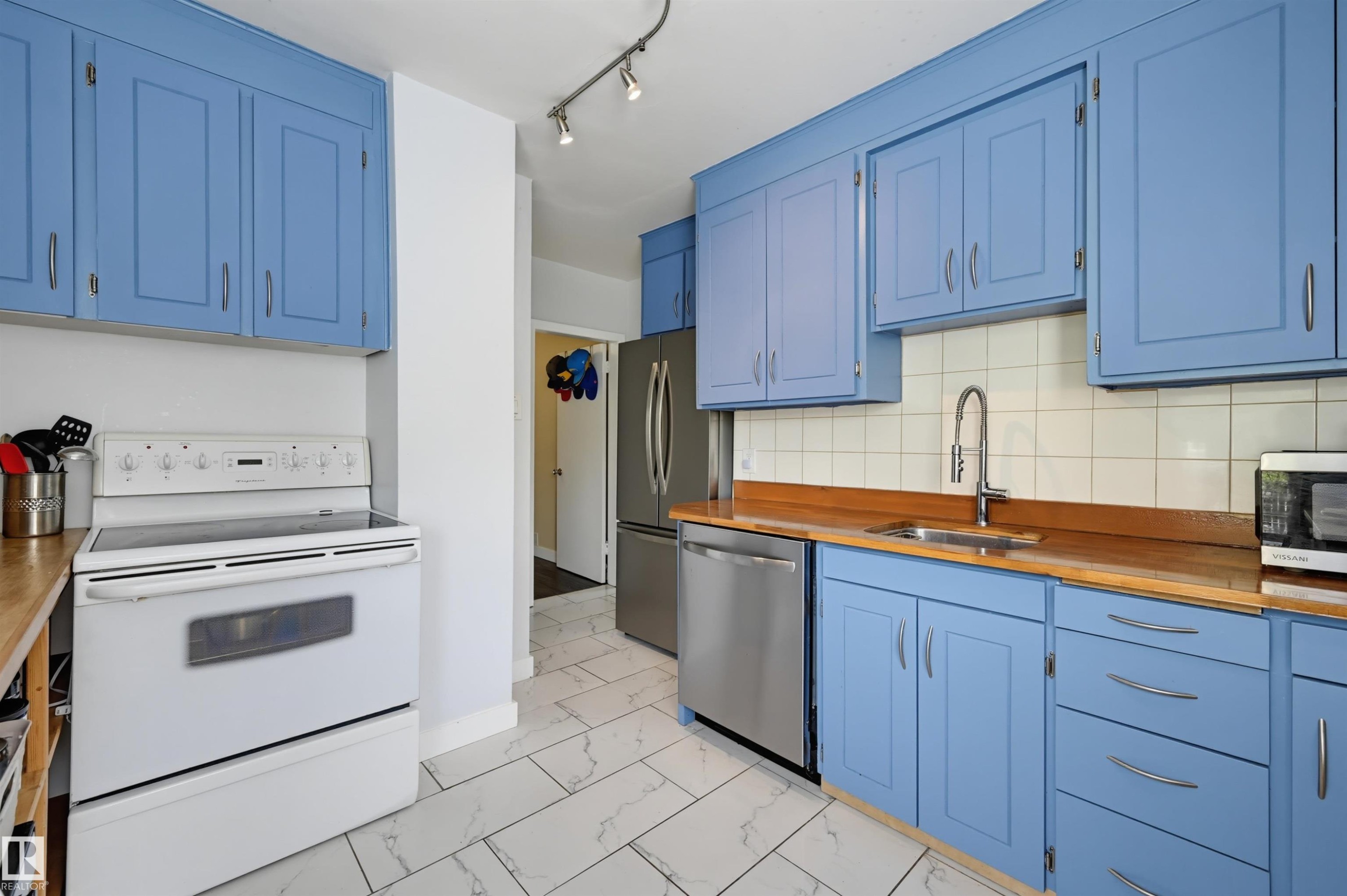 10670 61 Avenue Nw, Edmonton, AB