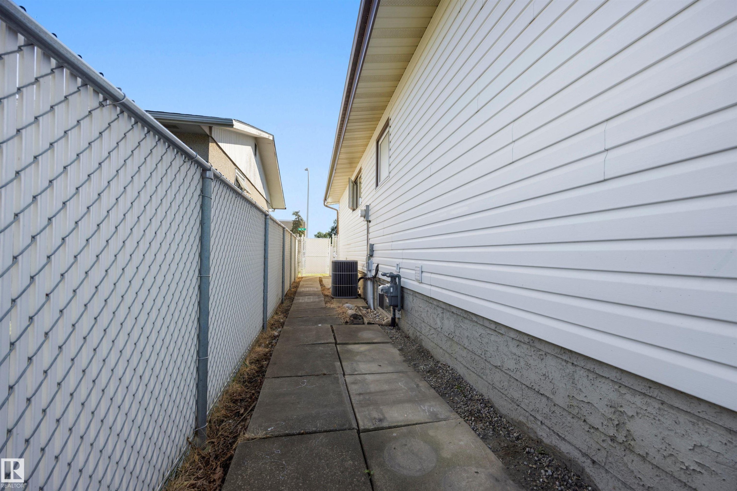 White horizontal siding exterior with a concrete foundation - 14008 94 Street Nw, Edmonton, AB