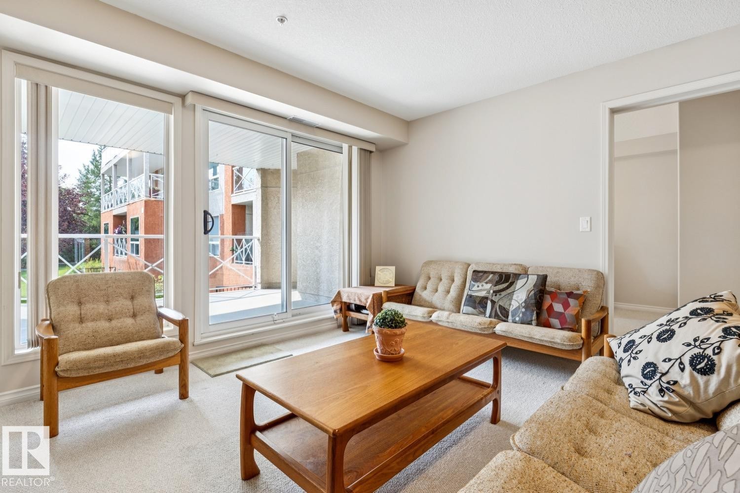 #113 7510 89 St Nw, Edmonton, AB - Indoor Photo Showing Living Room
