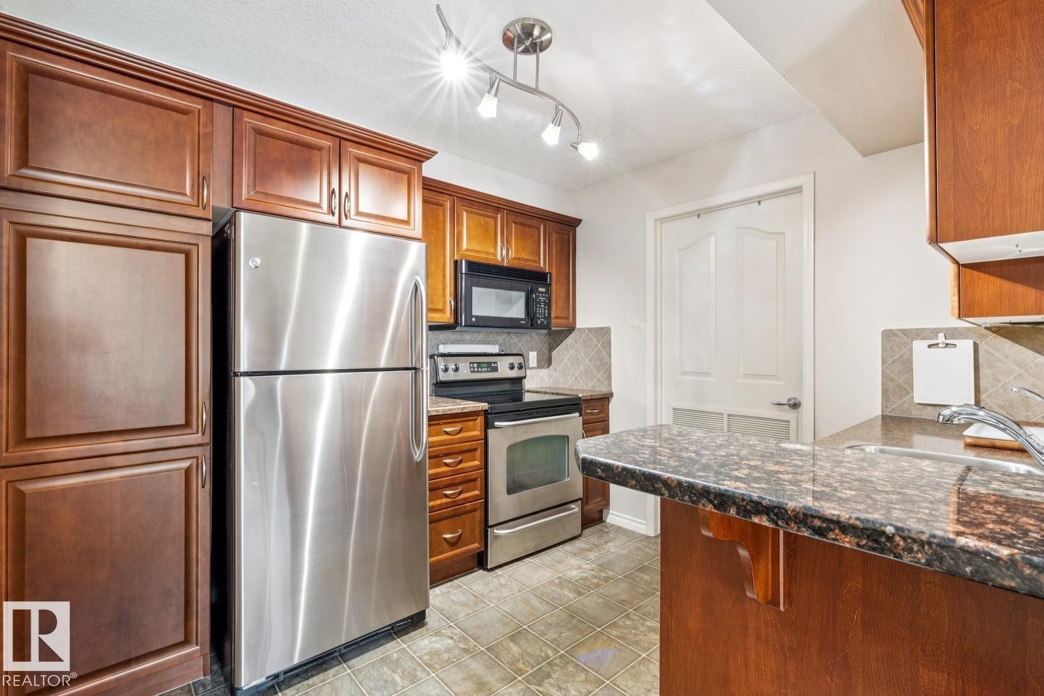 #113 7510 89 St Nw, Edmonton, AB - Indoor Photo Showing Kitchen
