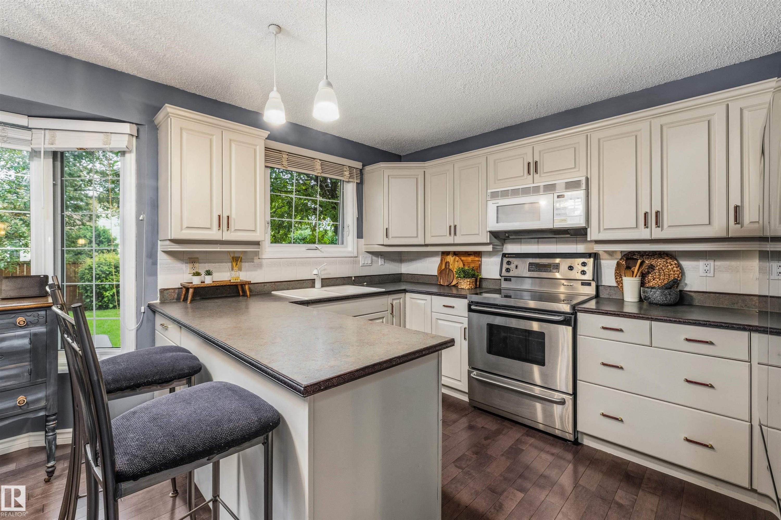 15915 112 Street Nw, Edmonton, AB - Indoor Photo Showing Kitchen