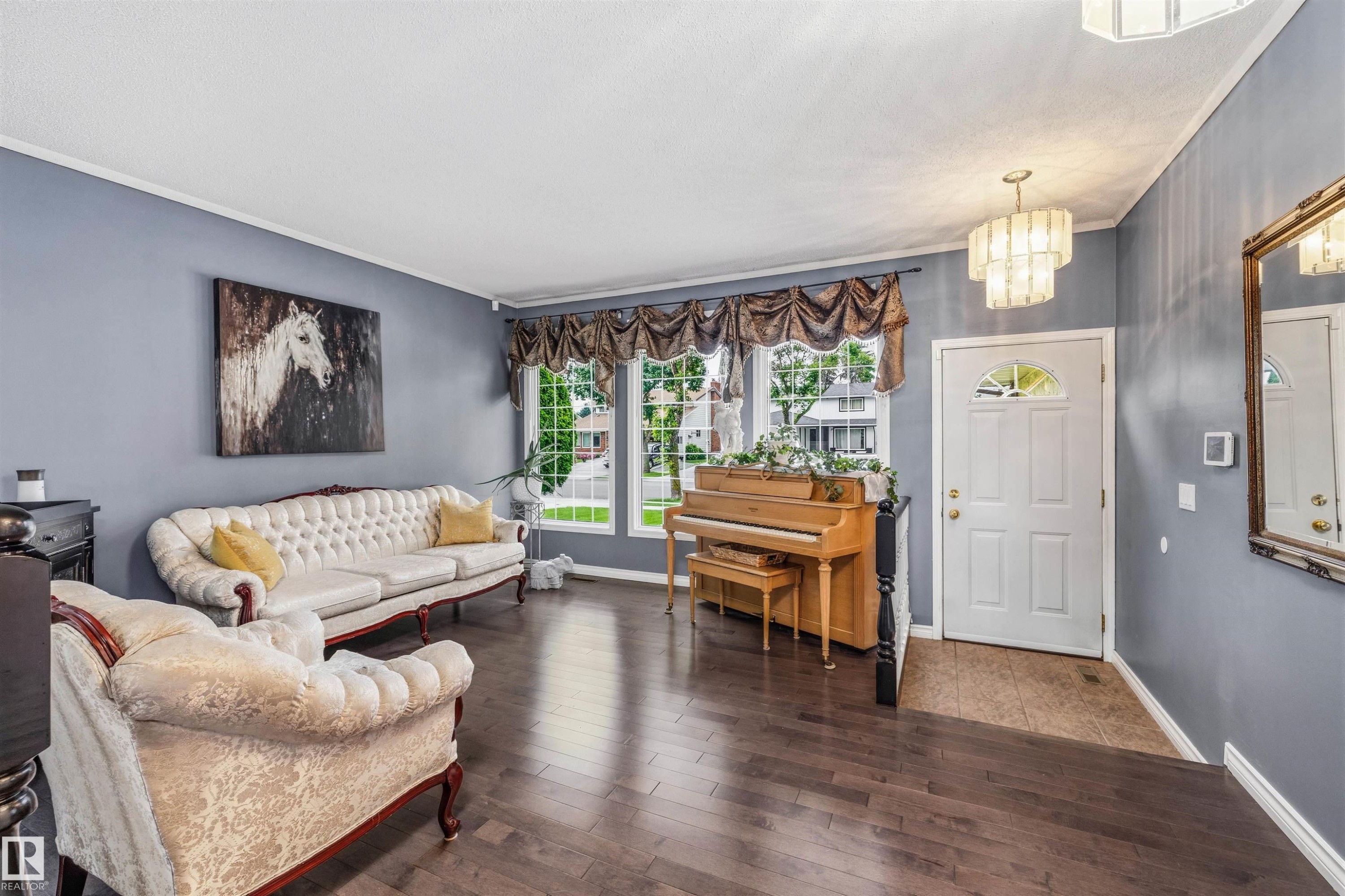 15915 112 Street Nw, Edmonton, AB - Indoor Photo Showing Living Room