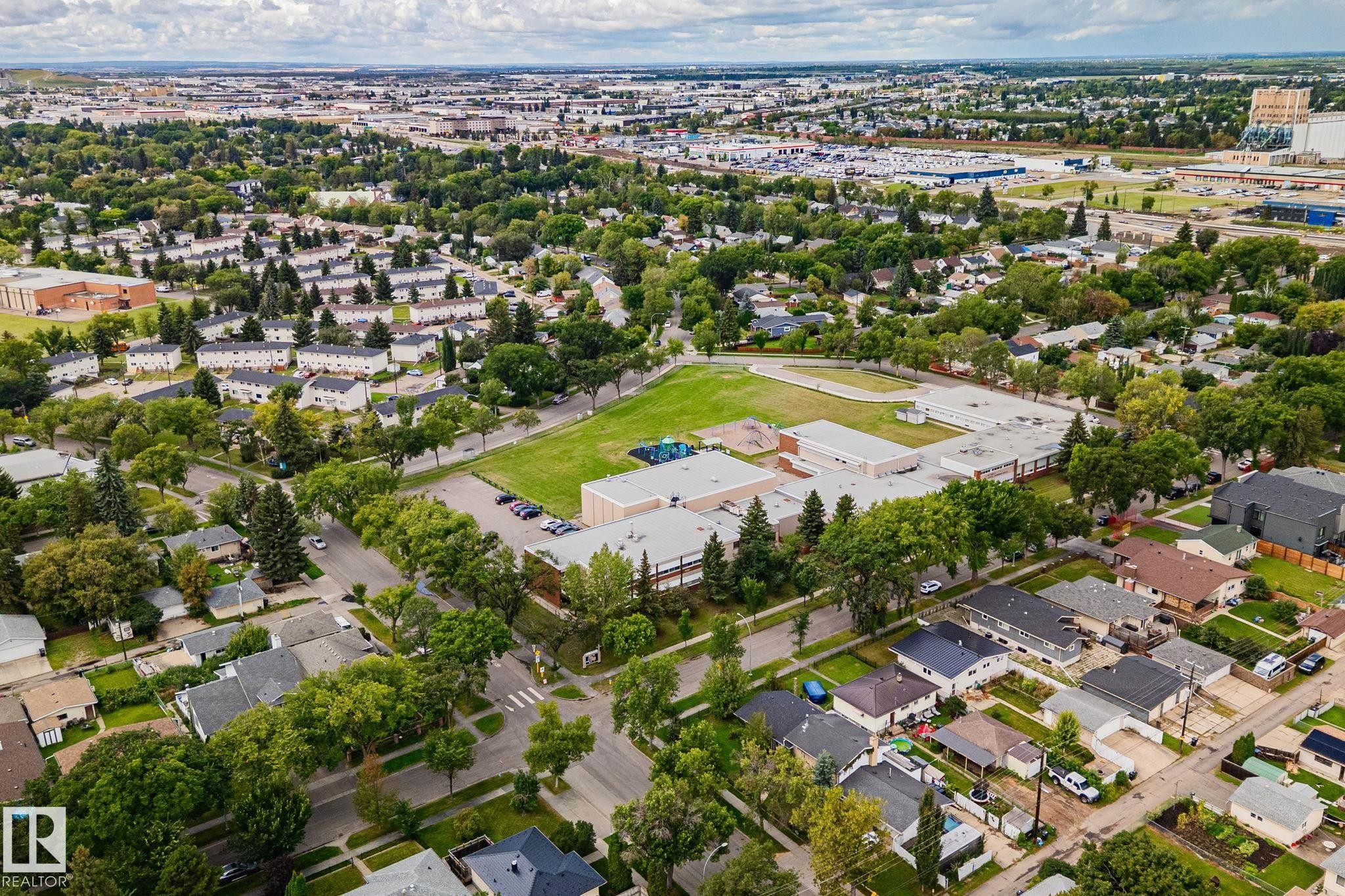 Residential area with a mix of single-family homes and multi-unit dwellings - 11935 125 Street Nw, Edmonton, AB