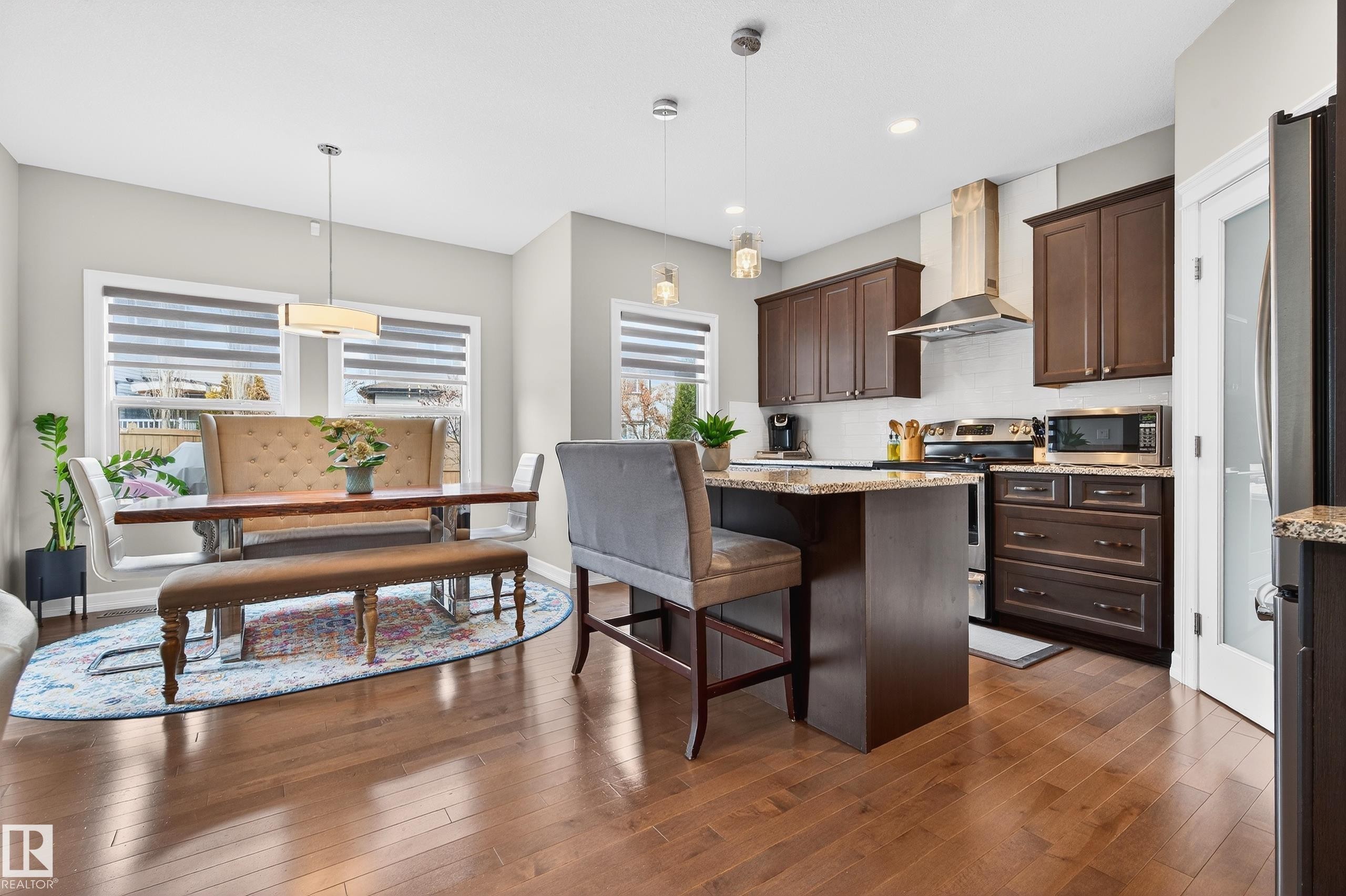 3306 Hilton Crescent Nw, Edmonton, AB - Indoor Photo Showing Kitchen With Upgraded Kitchen