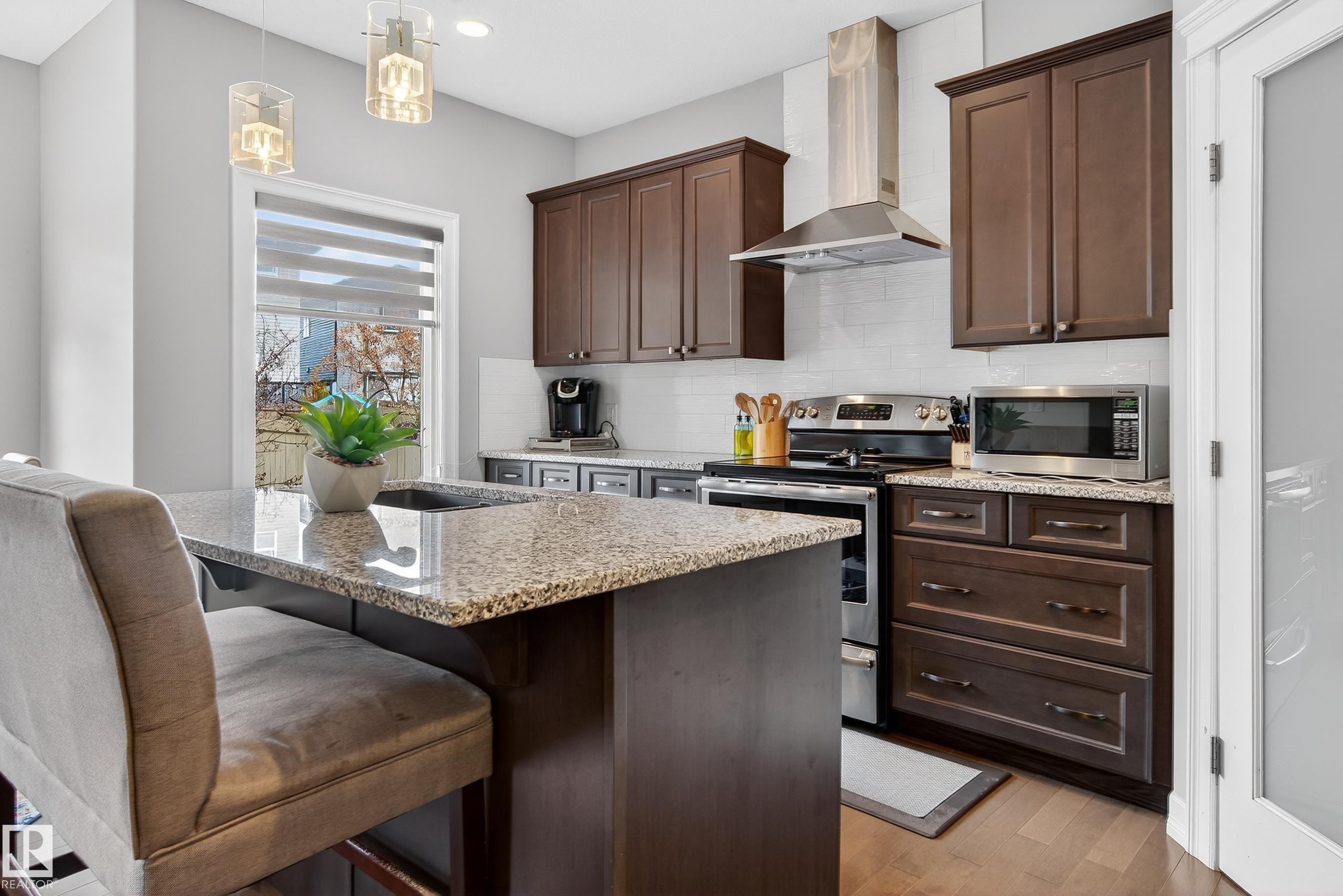 3306 Hilton Crescent Nw, Edmonton, AB - Indoor Photo Showing Kitchen