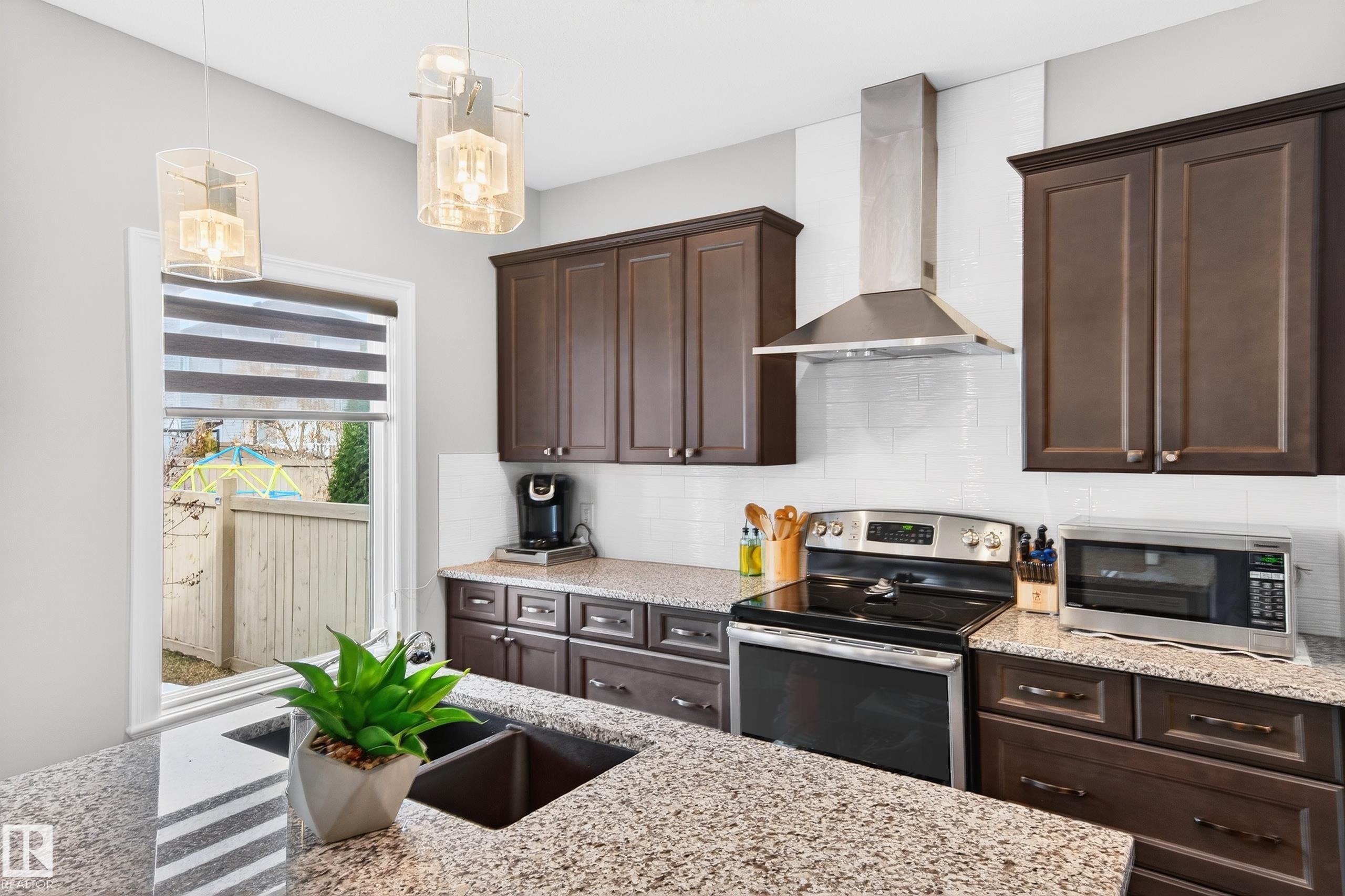 3306 Hilton Crescent Nw, Edmonton, AB - Indoor Photo Showing Kitchen
