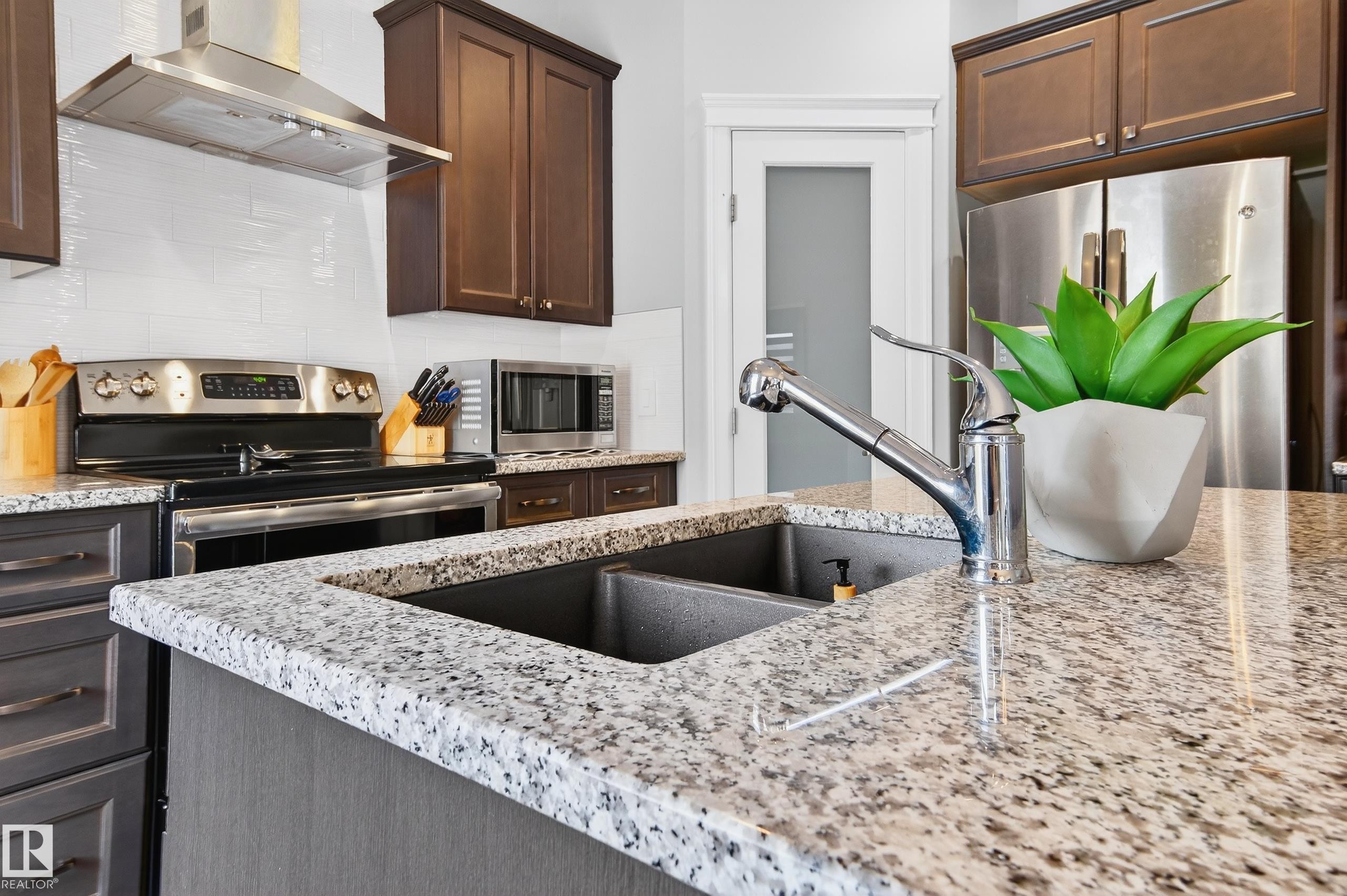3306 Hilton Crescent Nw, Edmonton, AB - Indoor Photo Showing Kitchen With Double Sink With Upgraded Kitchen