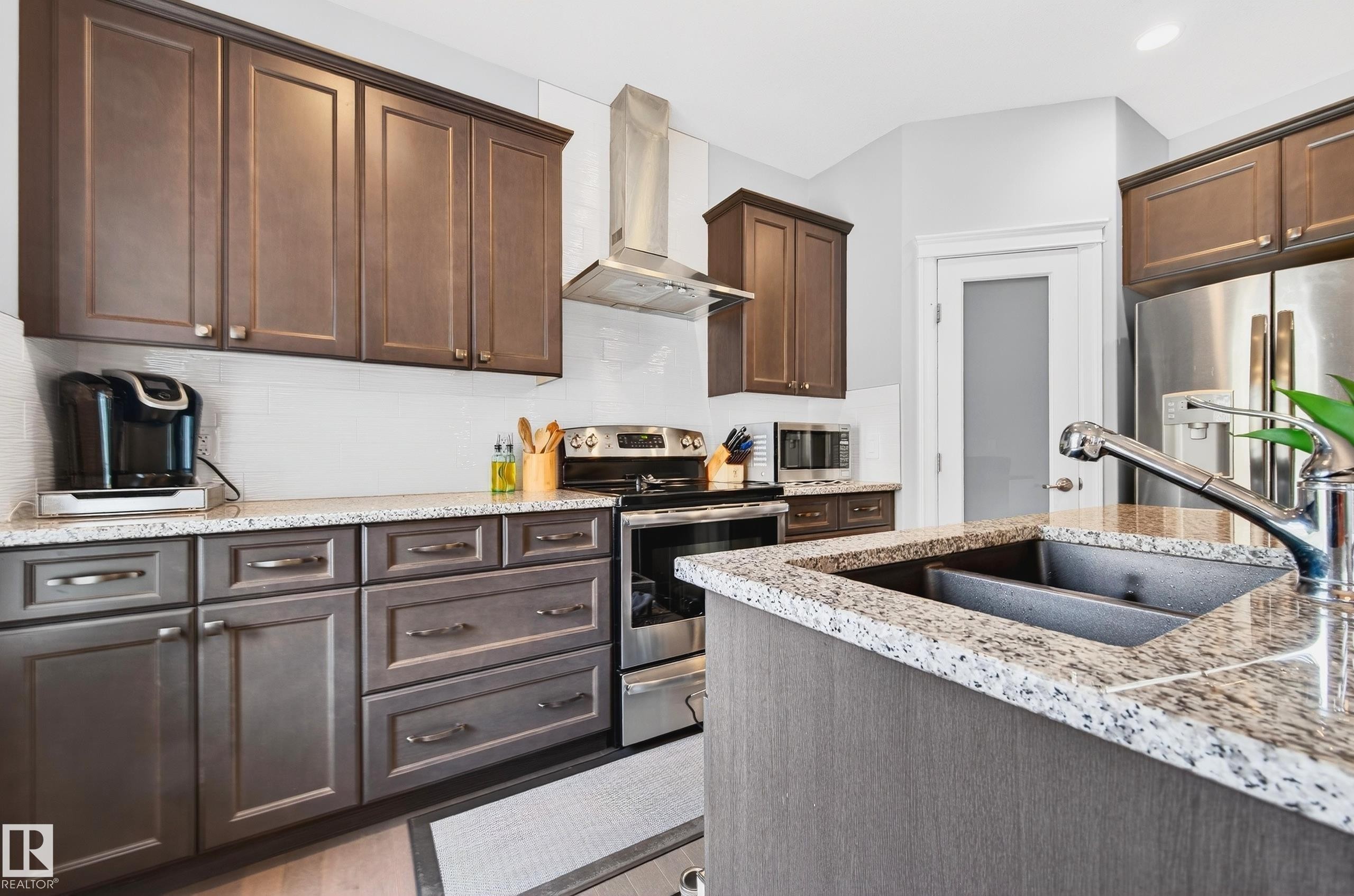 3306 Hilton Crescent Nw, Edmonton, AB - Indoor Photo Showing Kitchen With Double Sink With Upgraded Kitchen