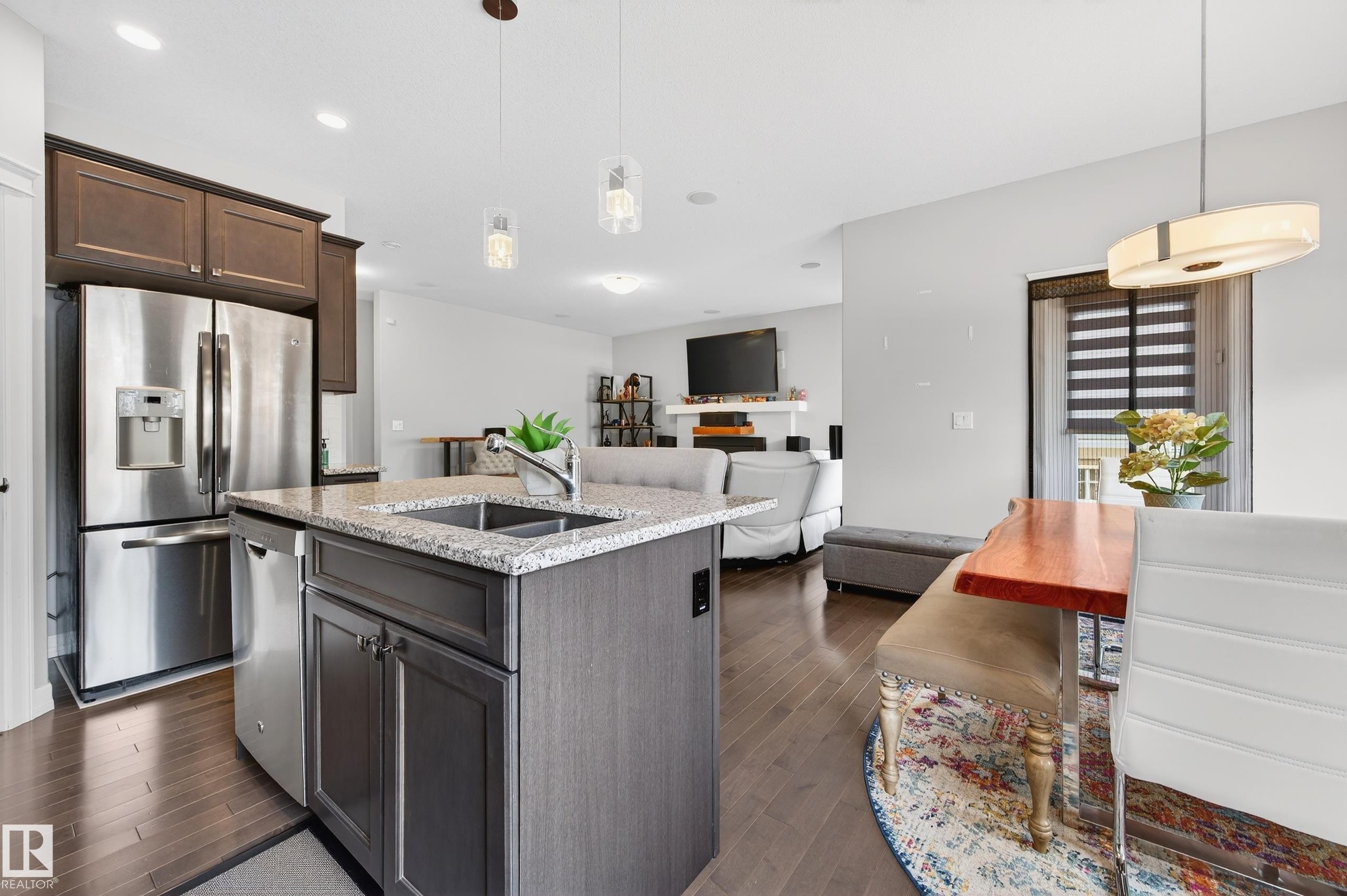 3306 Hilton Crescent Nw, Edmonton, AB - Indoor Photo Showing Kitchen With Double Sink With Upgraded Kitchen