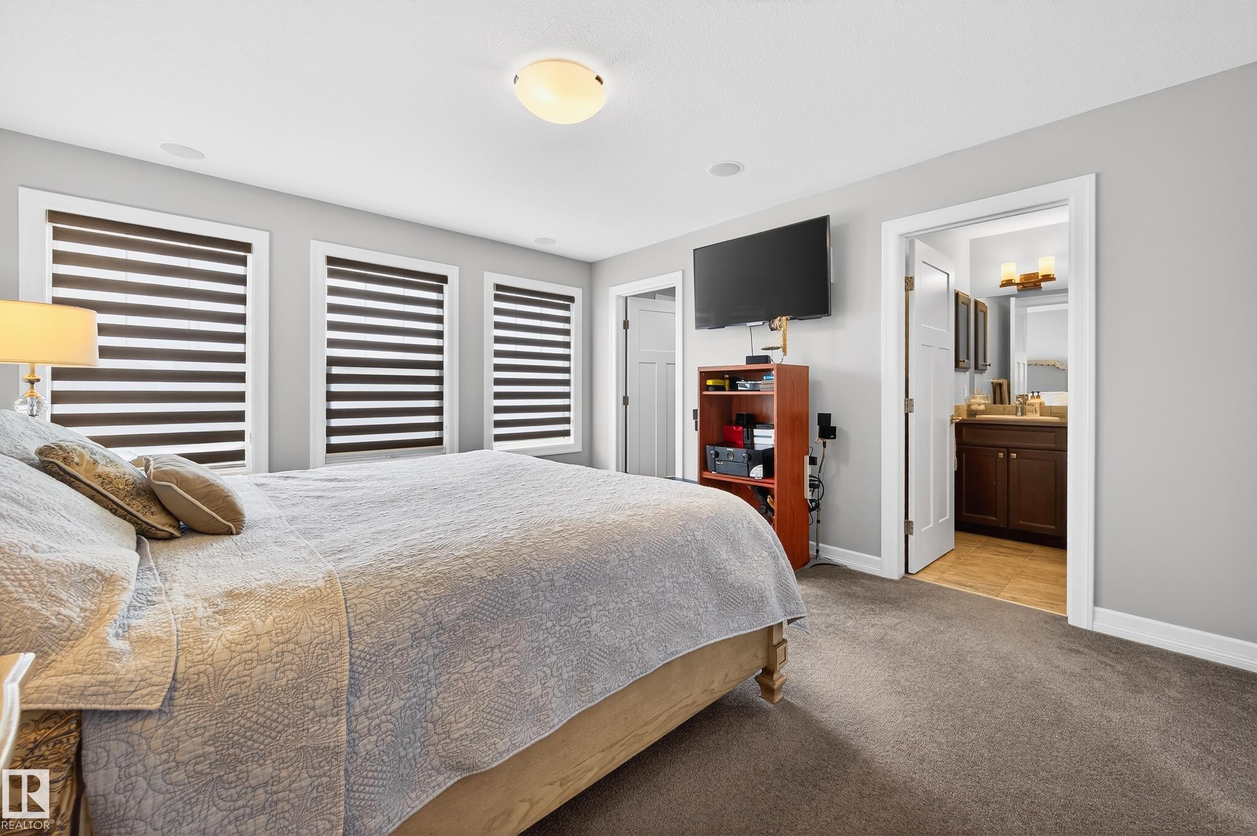 3306 Hilton Crescent Nw, Edmonton, AB - Indoor Photo Showing Bedroom
