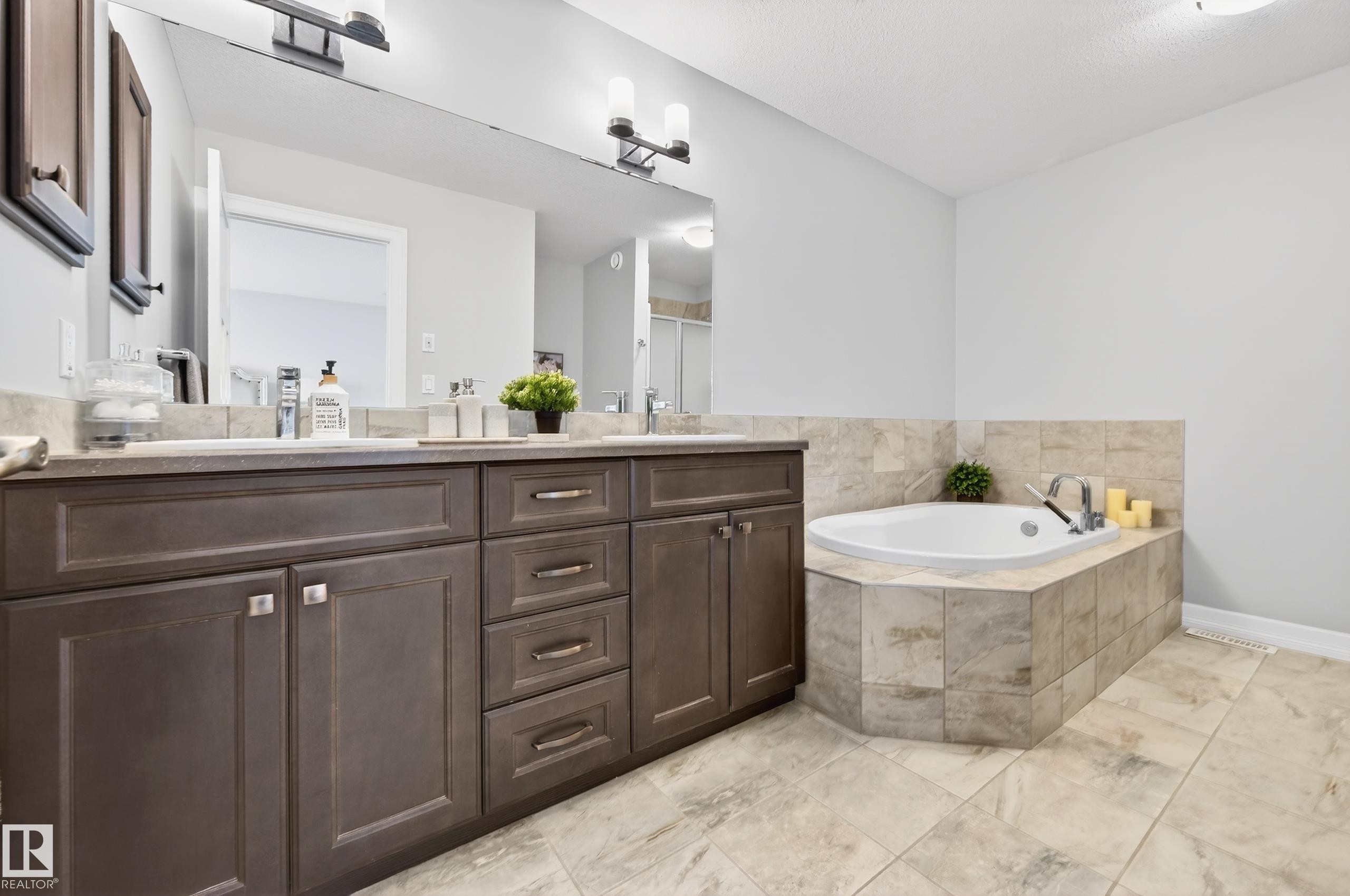 3306 Hilton Crescent Nw, Edmonton, AB - Indoor Photo Showing Bathroom