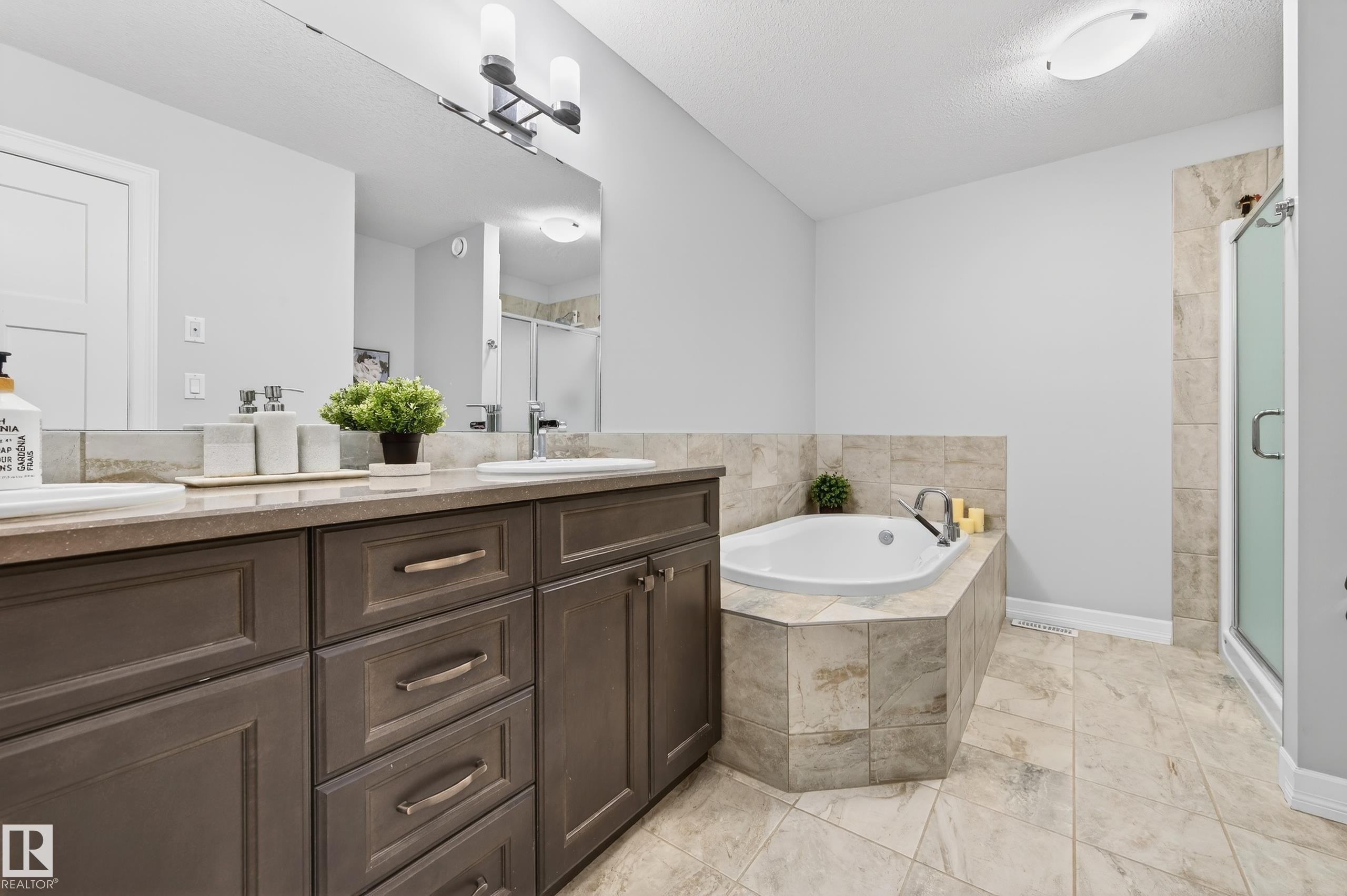 3306 Hilton Crescent Nw, Edmonton, AB - Indoor Photo Showing Bathroom
