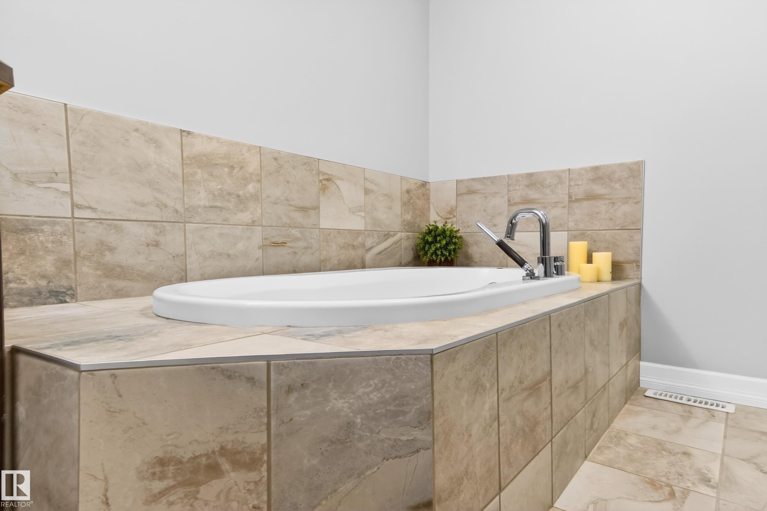 3306 Hilton Crescent Nw, Edmonton, AB - Indoor Photo Showing Bathroom