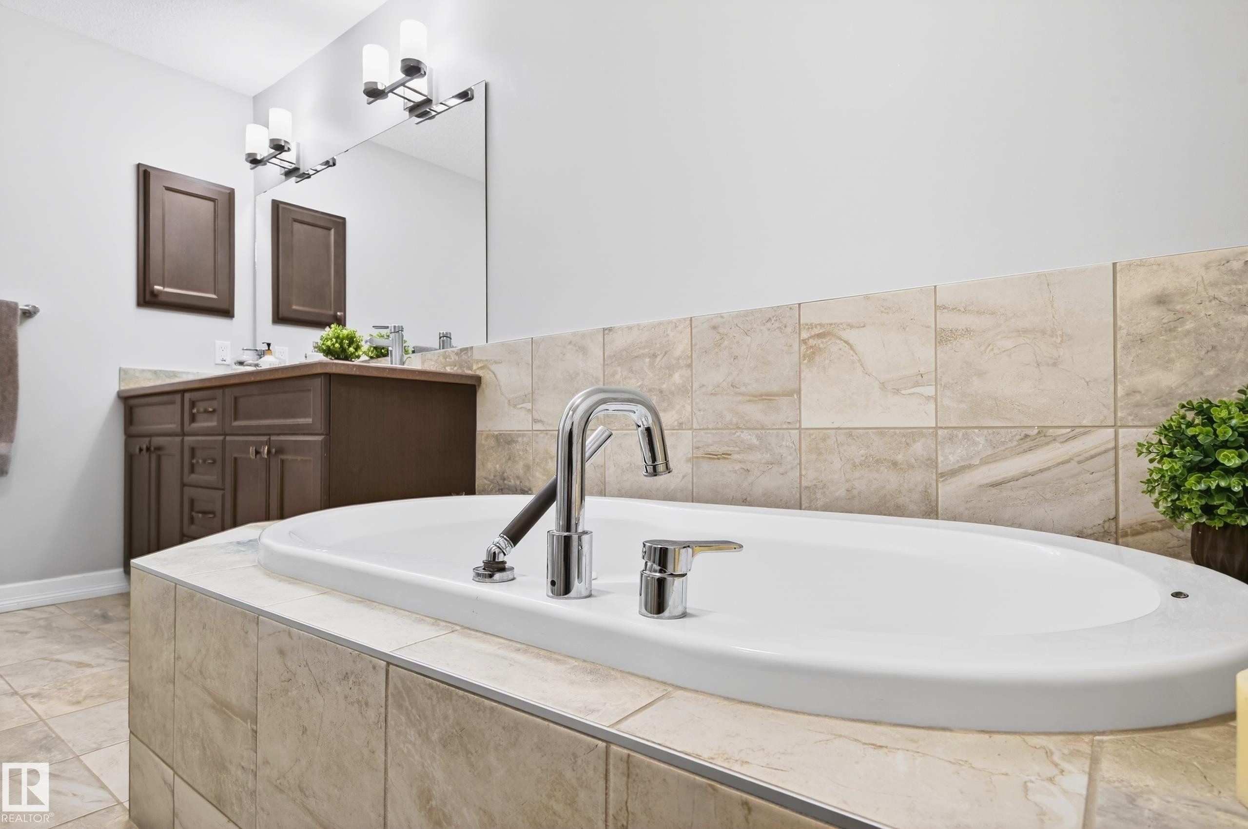 3306 Hilton Crescent Nw, Edmonton, AB - Indoor Photo Showing Bathroom