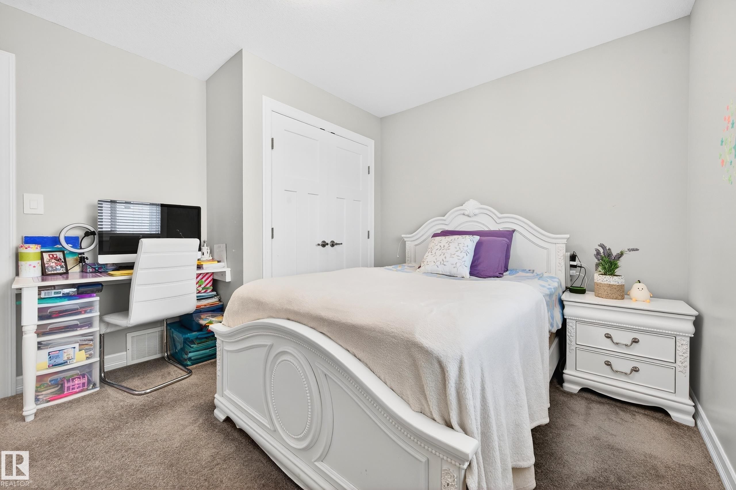 3306 Hilton Crescent Nw, Edmonton, AB - Indoor Photo Showing Bedroom