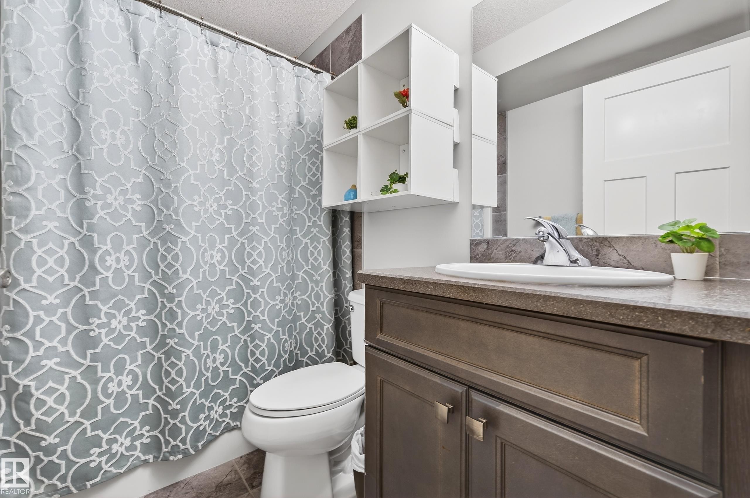 3306 Hilton Crescent Nw, Edmonton, AB - Indoor Photo Showing Bathroom