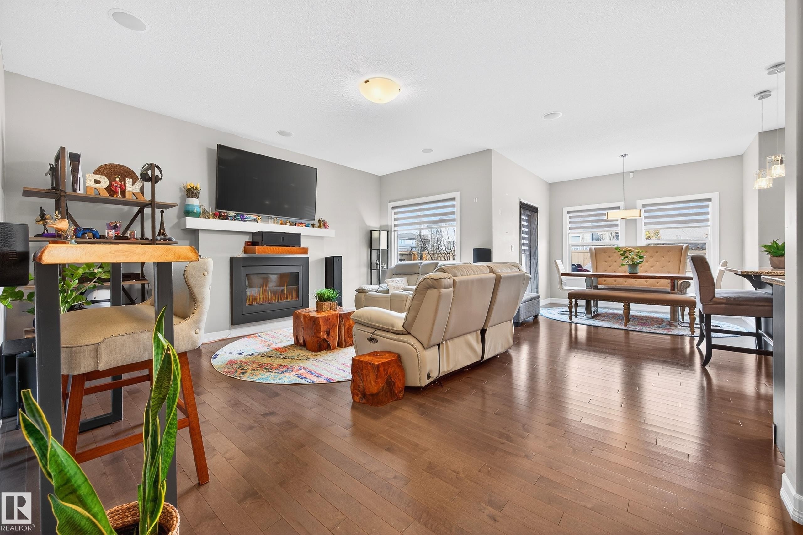 3306 Hilton Crescent Nw, Edmonton, AB - Indoor Photo Showing Living Room With Fireplace