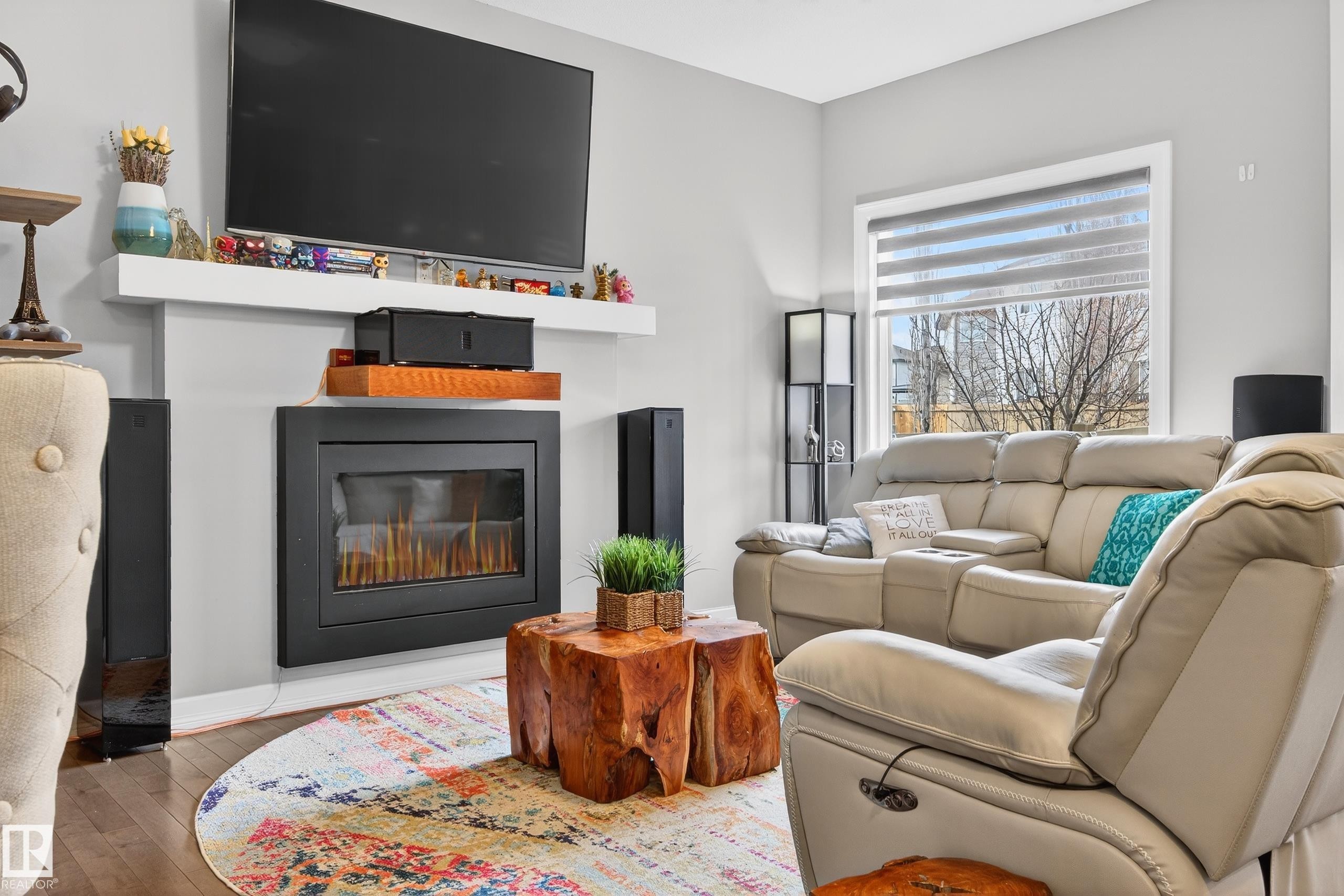 3306 Hilton Crescent Nw, Edmonton, AB - Indoor Photo Showing Living Room With Fireplace