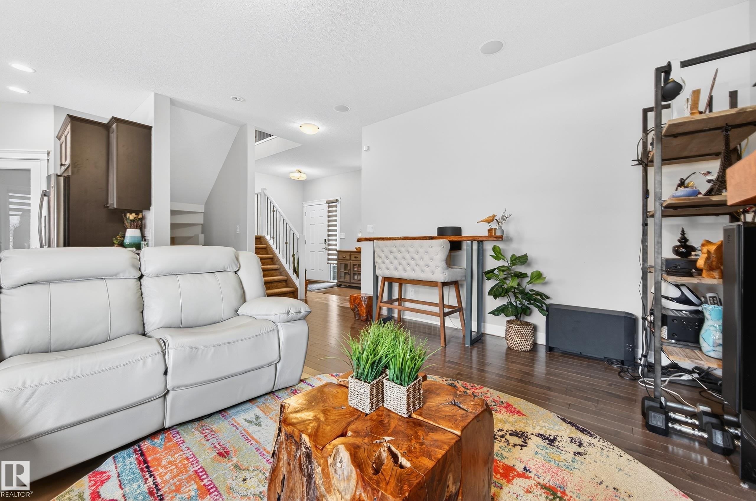 3306 Hilton Crescent Nw, Edmonton, AB - Indoor Photo Showing Living Room
